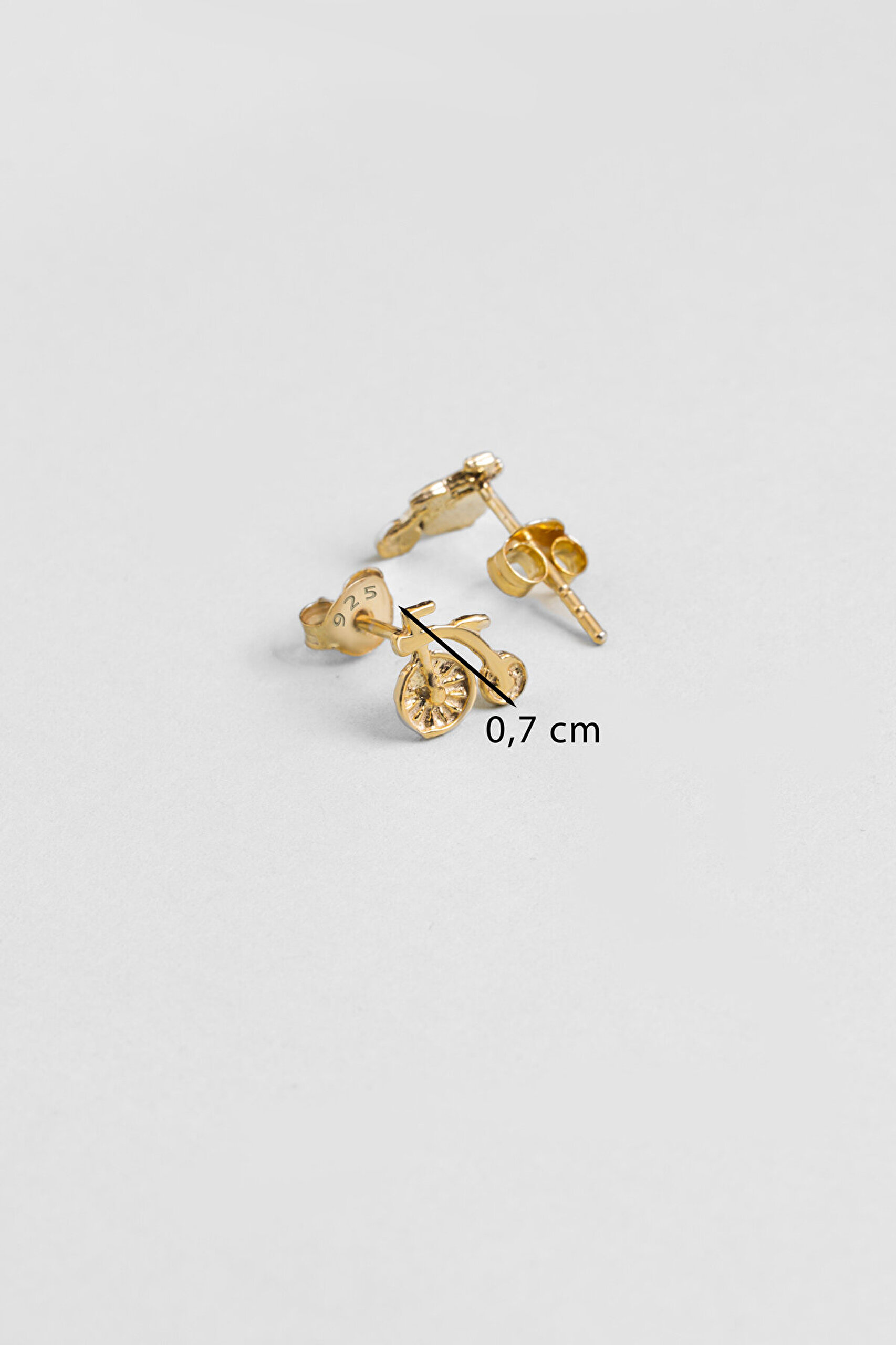 Minimal Bisiklet Figürlü 18 Ayar Sarı Altın Kaplama Gümüş Küpe - 1