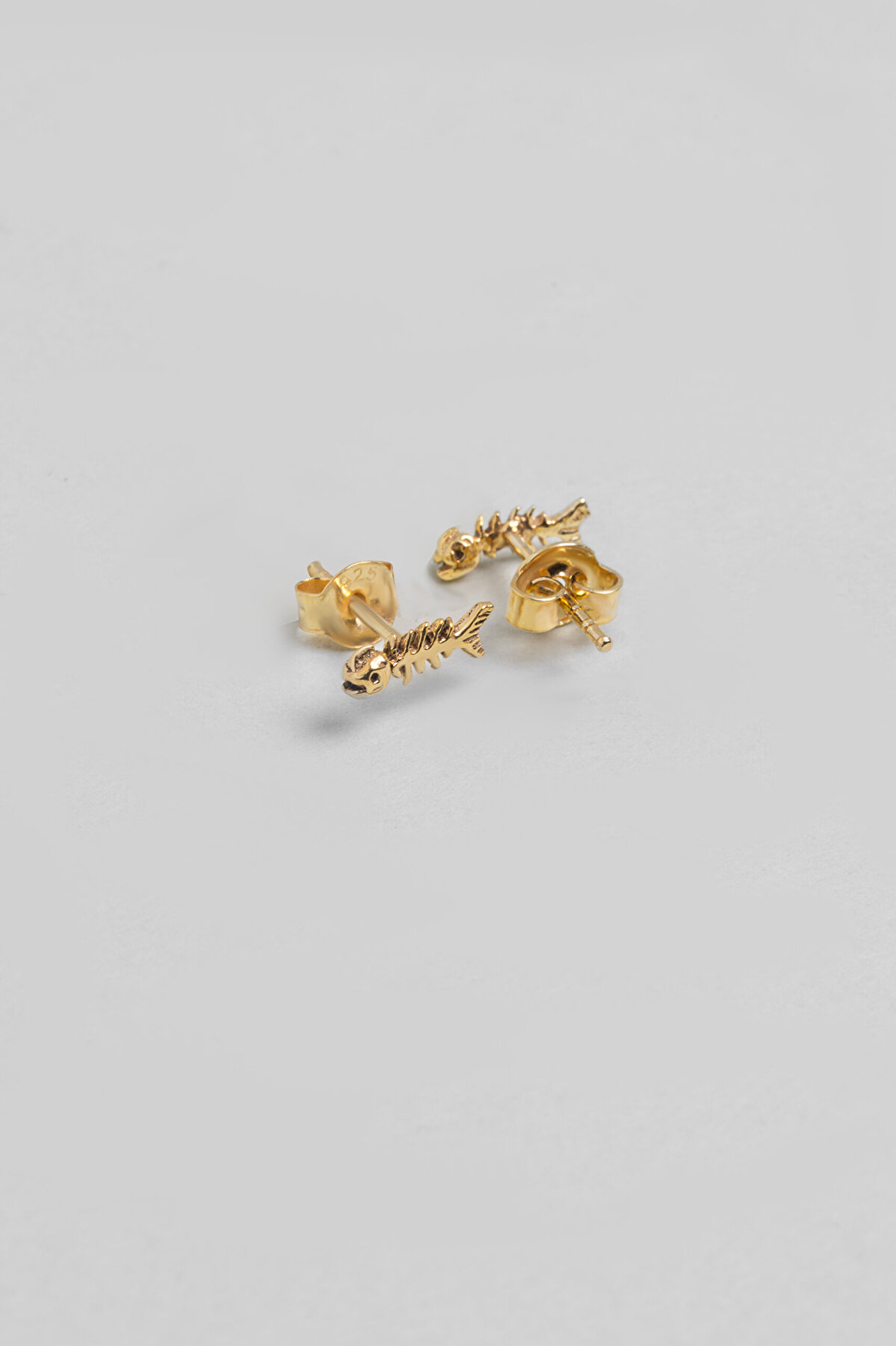 Minimal Kılçık Figürlü 18 Ayar Sarı Altın Kaplama Gümüş Küpe - 0