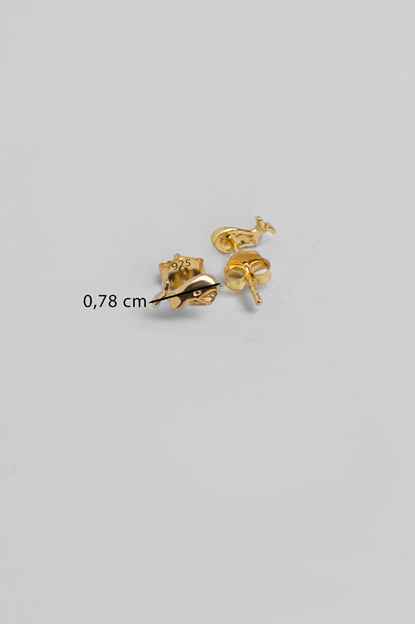 Minimal Balina Figürlü 18 Ayar Sarı Altın Kaplama Gümüş Küpe - 1