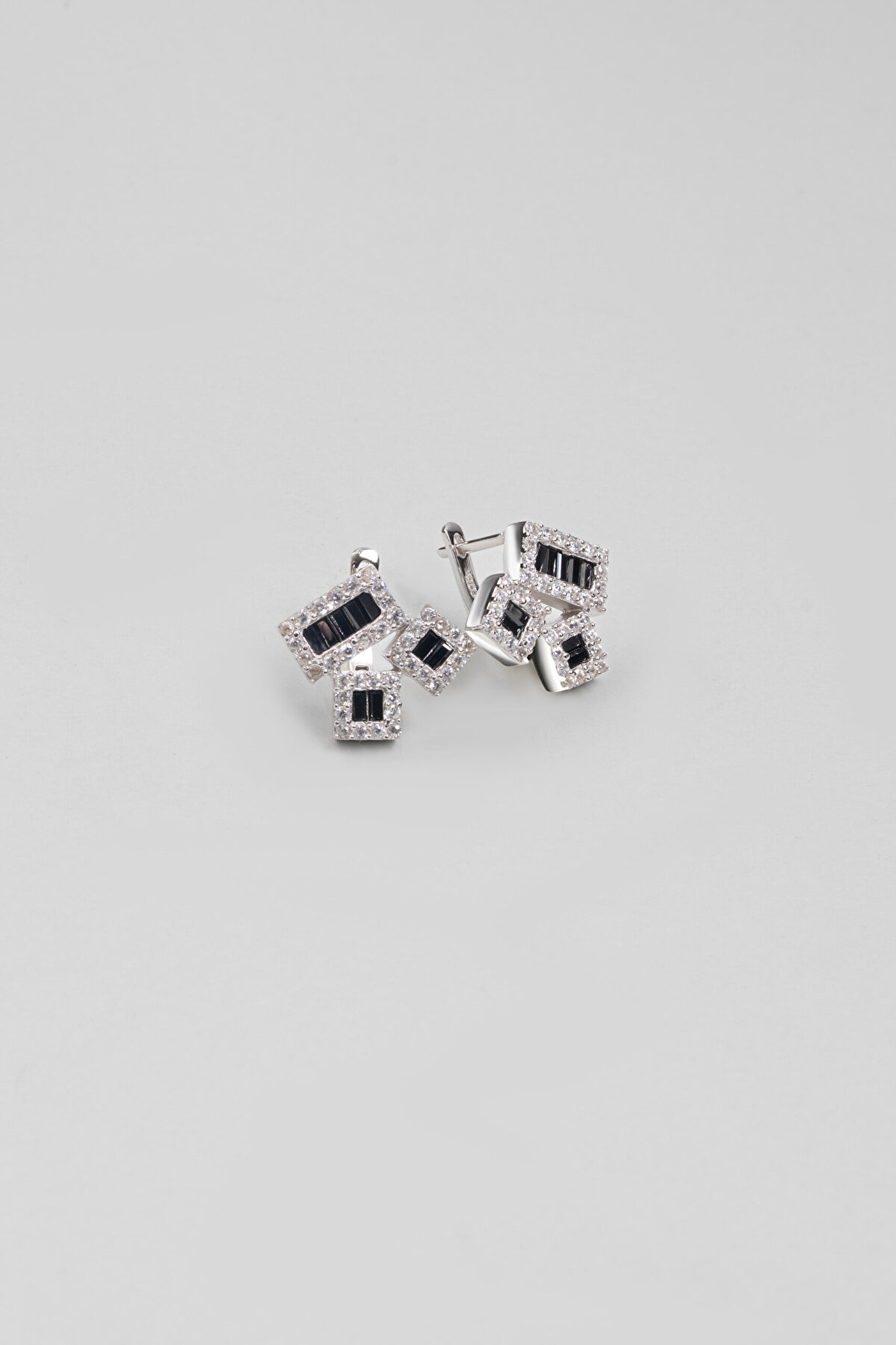 Geometrik Siyah 18 Ayar Beyaz Altın Kaplama Gümüş Küpe - 0