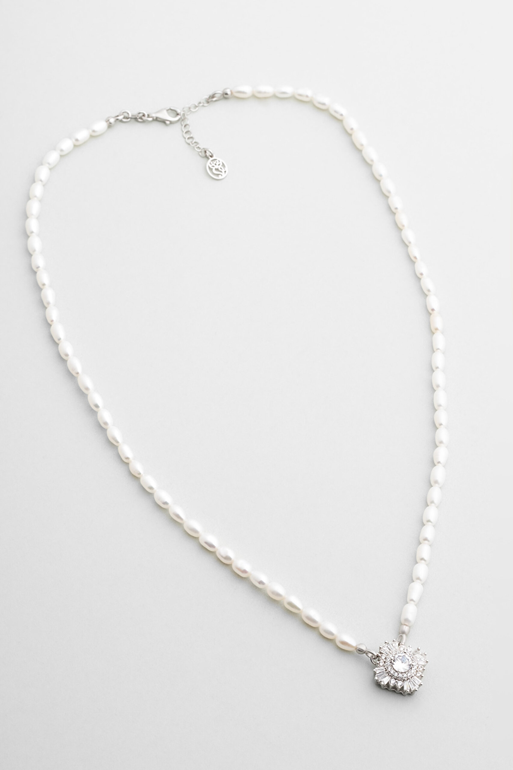 ⁠ Beyaz Taşlı 18 Ayar Beyaz Altın Kaplama 47 Cm Gümüş İnci Kolye_0}