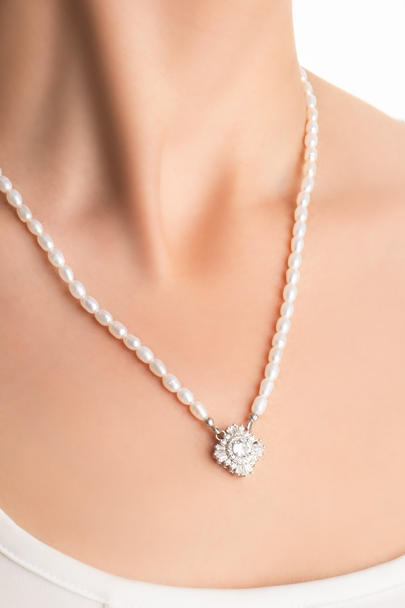 ⁠ Beyaz Taşlı 18 Ayar Beyaz Altın Kaplama 47 Cm Gümüş İnci Kolye_1}