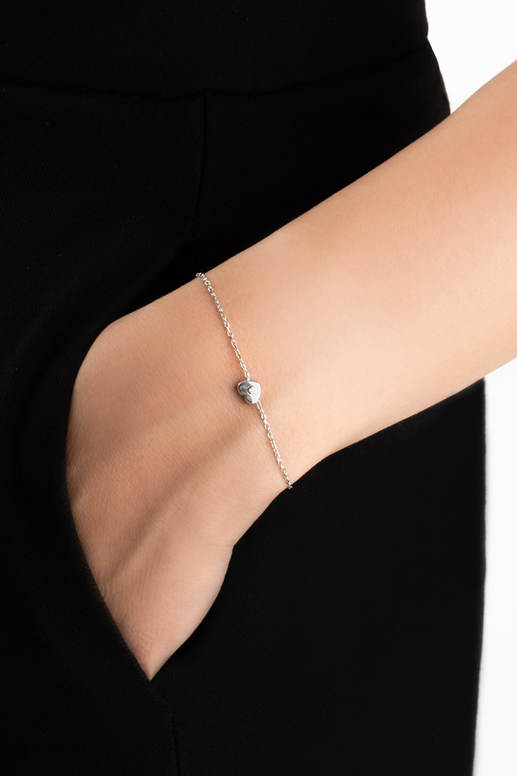 ⁠ Little Love 18 Ayar Beyaz Altın Kaplama 19 Cm Gümüş Bileklik
_1}