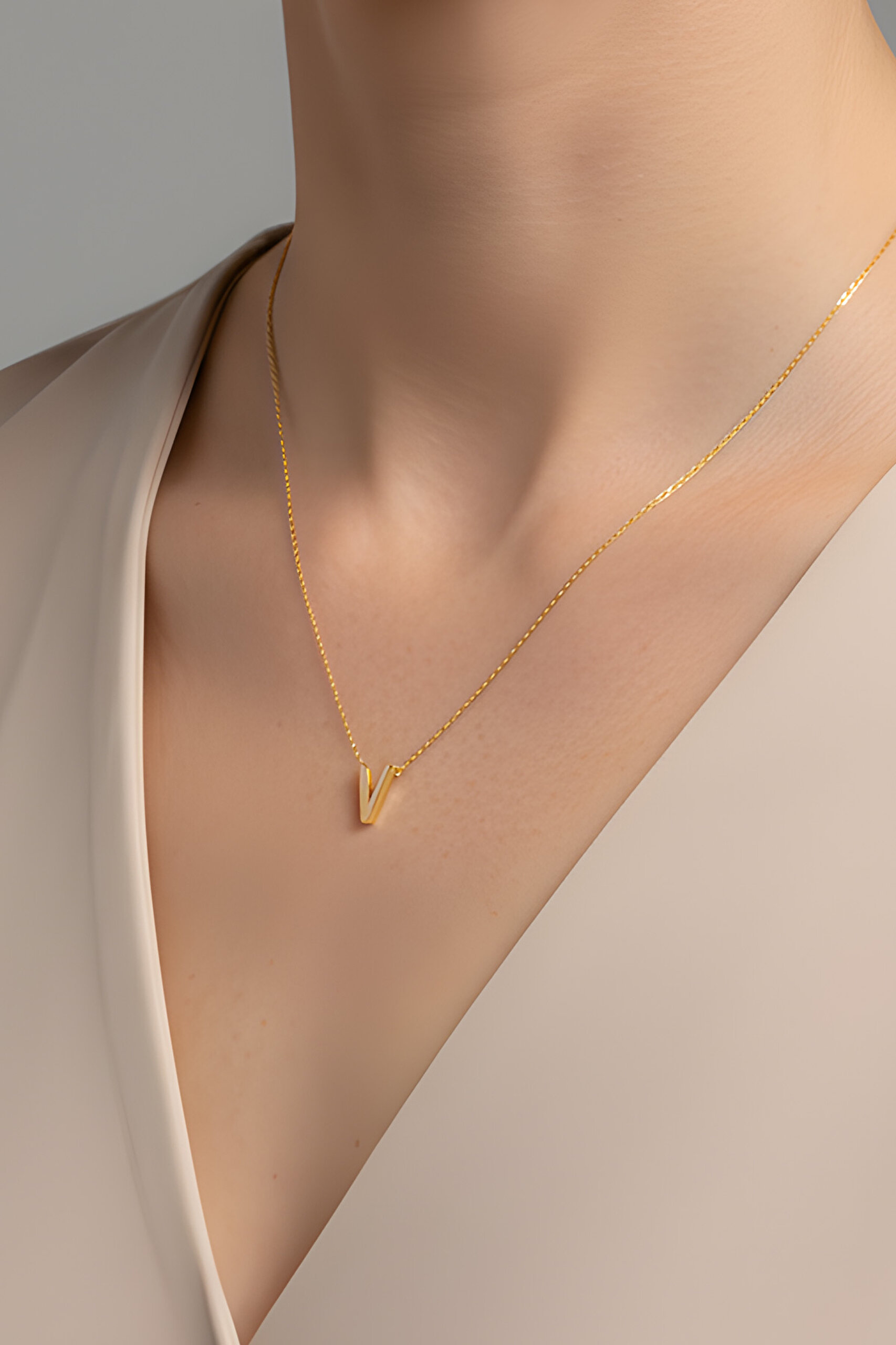 ⁠ My Story V Harfi 18 Ayar Sarı Altın Kaplama 45 Cm Gümüş Kolye_1}