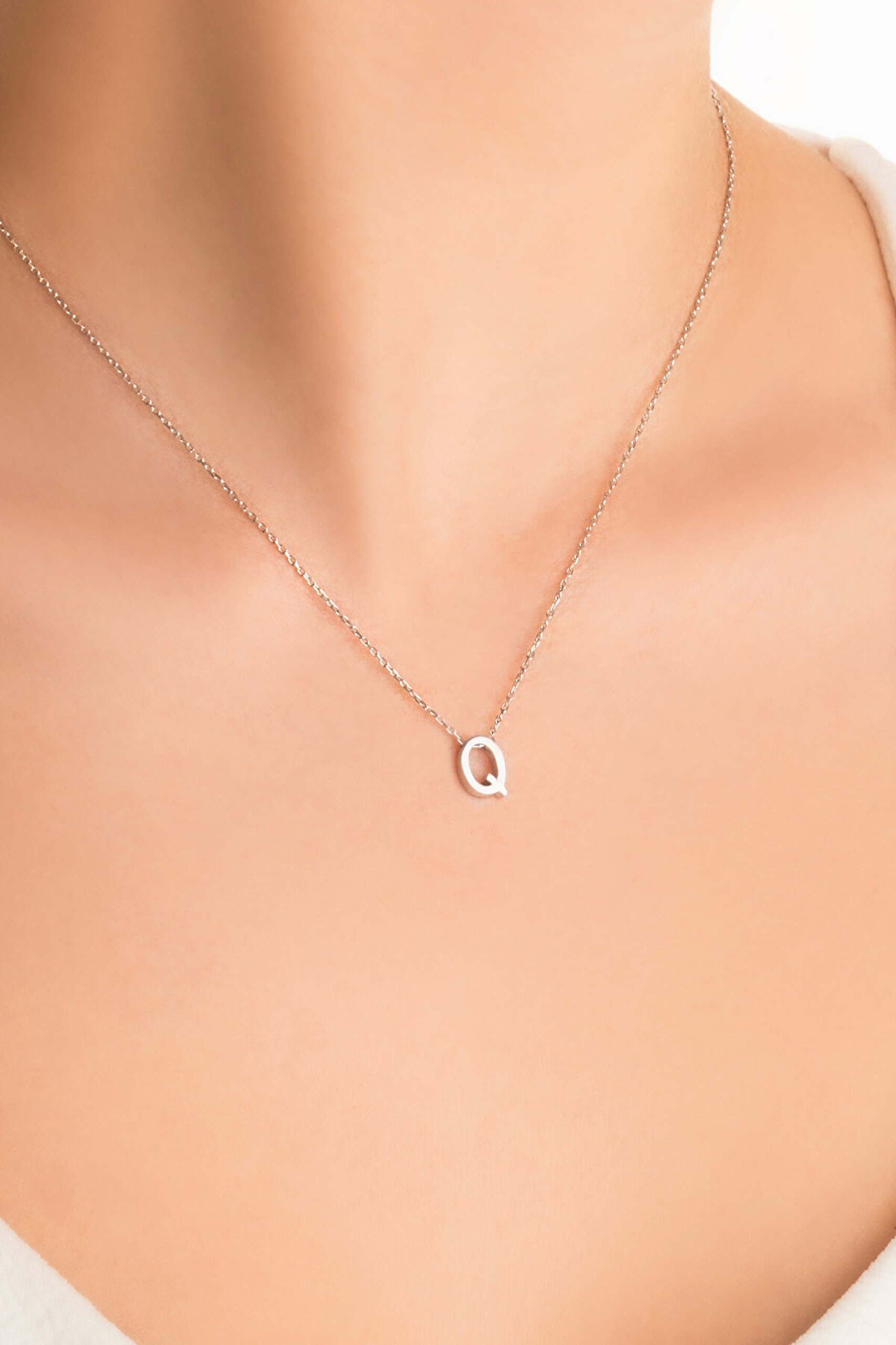 My Story Q Harfi 18 Ayar Beyaz Altın Kaplama 45 Cm Gümüş Kolye - 1