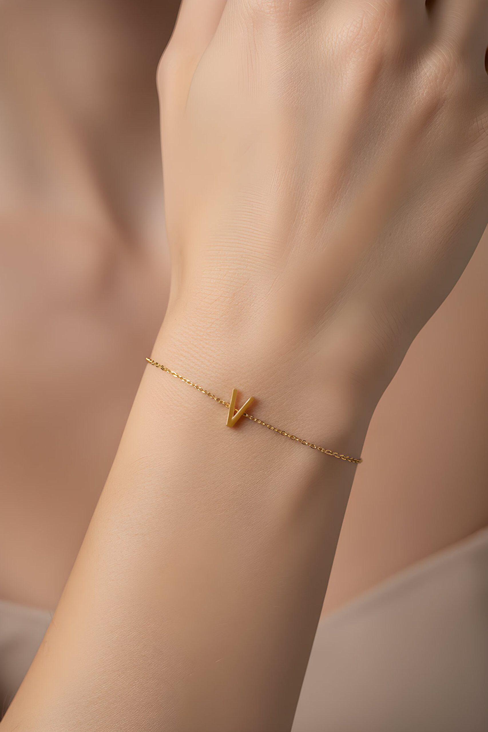 ⁠ My Story V Harfi 18 Ayar Sarı Altın Kaplama 18 Cm Gümüş Bileklik_1}