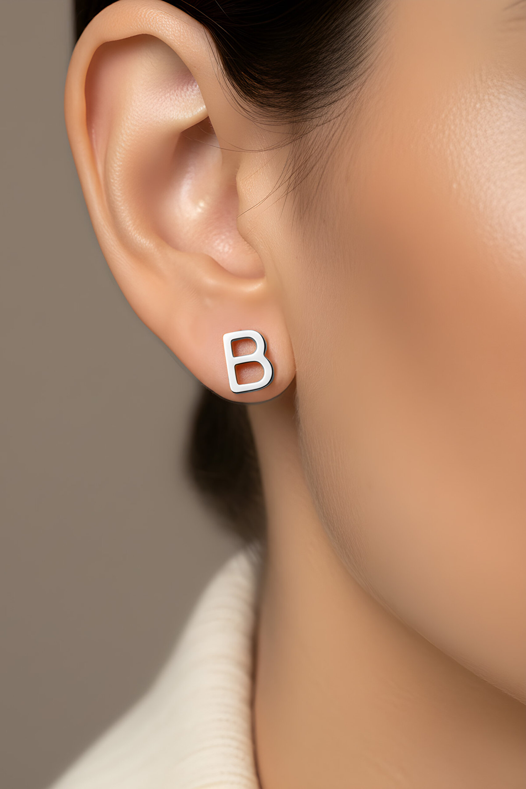⁠ My Story B Harfi 18 Ayar Beyaz Altın Kaplama Gümüş Tek Küpe_1}