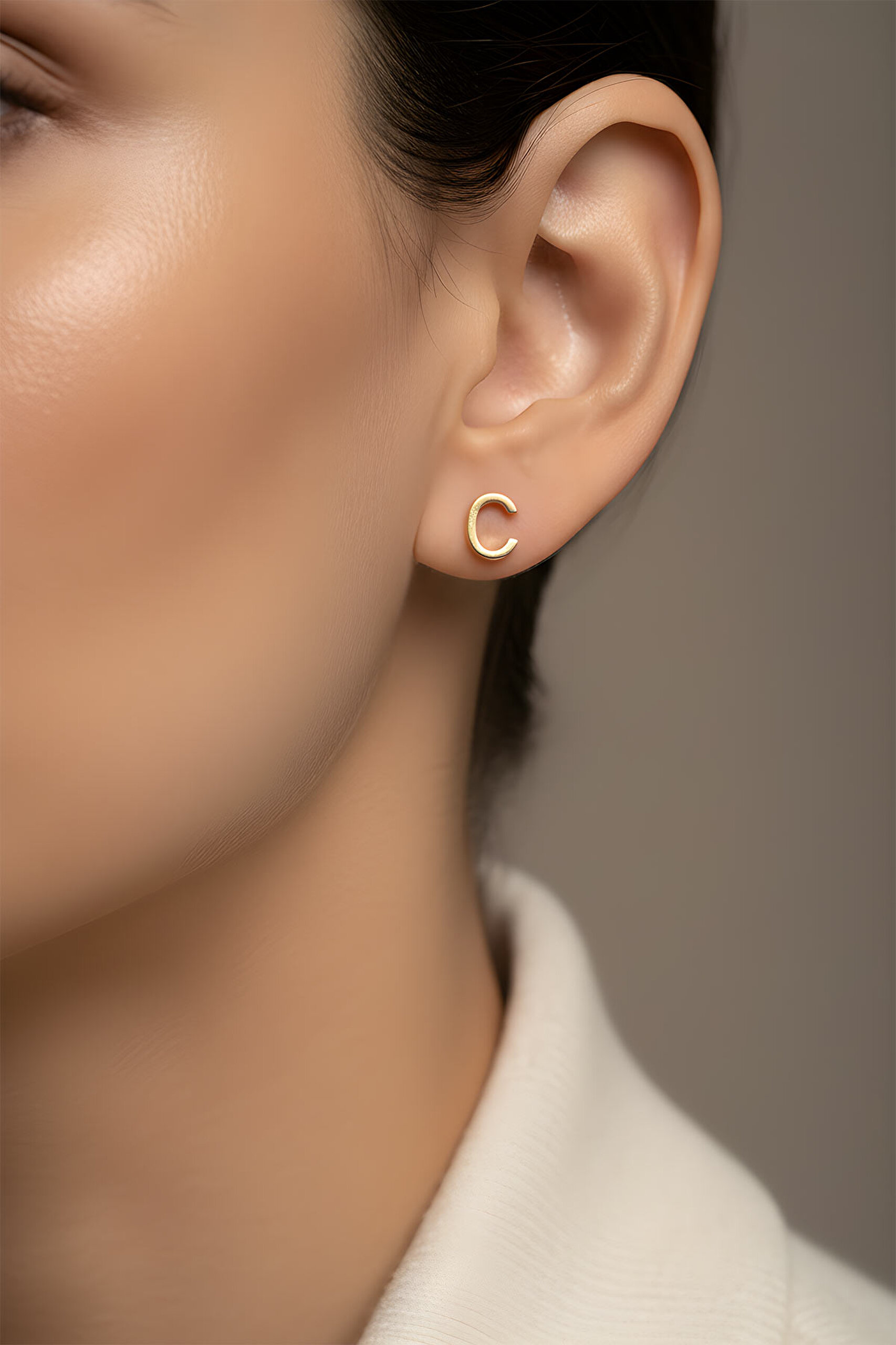 ⁠ My Story C Harfi 18 Ayar Sarı Altın Kaplama Gümüş Tek Küpe_1}