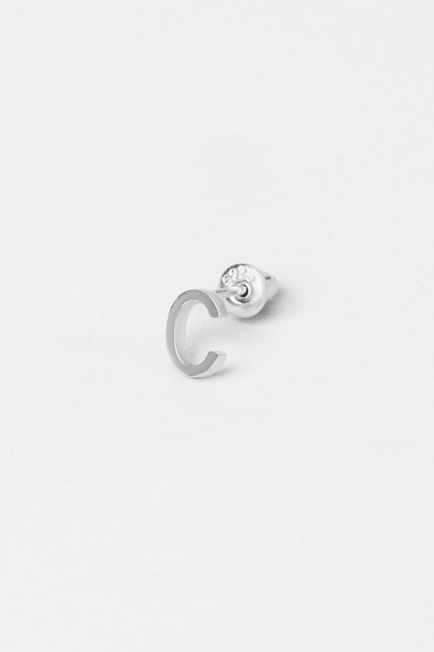 ⁠ My Story C Harfi 18 Ayar Beyaz Altın Kaplama Gümüş Tek Küpe_0}