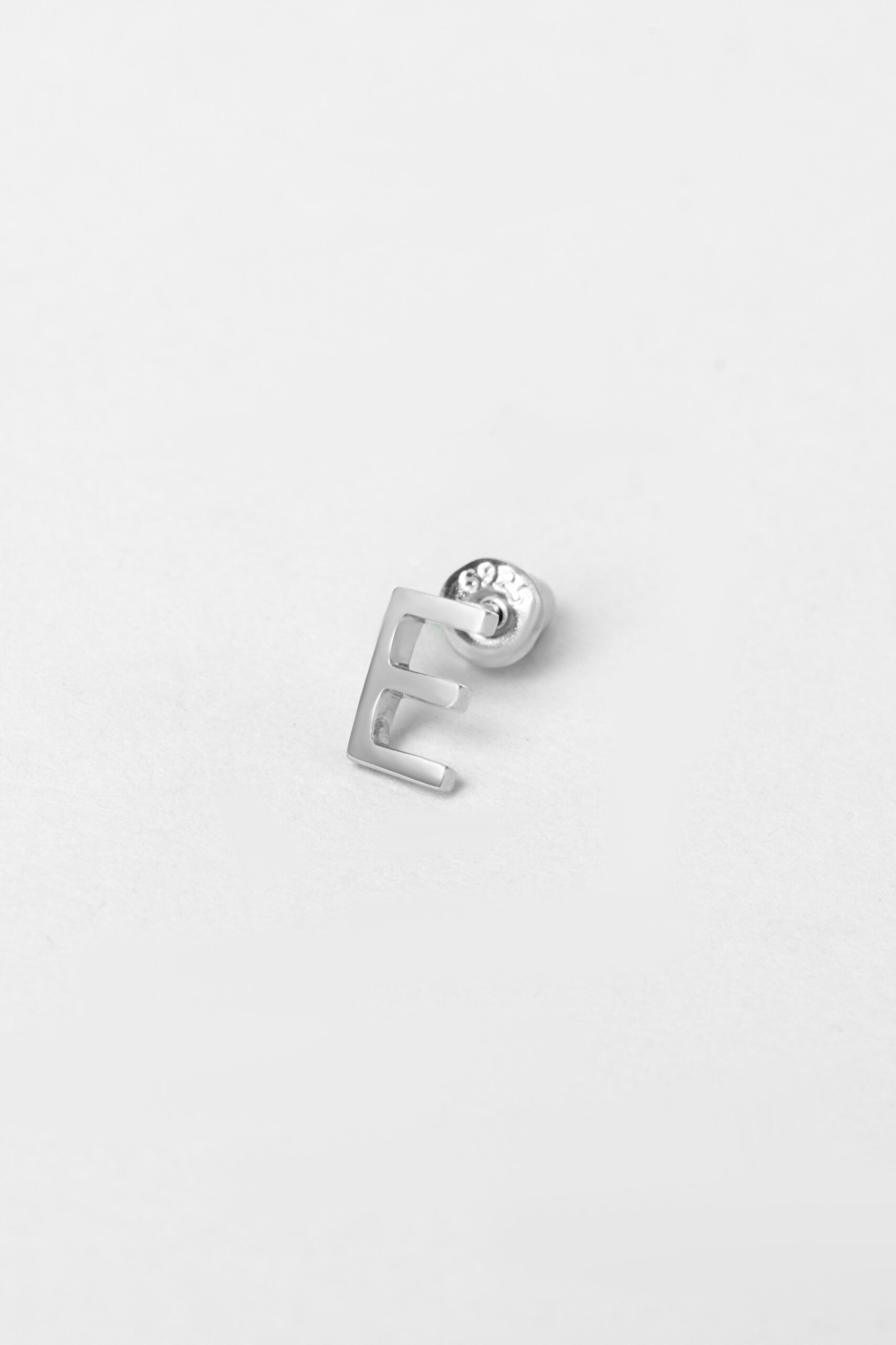 ⁠ My Story E Harfi 18 Ayar Beyaz Altın Kaplama Gümüş Tek Küpe_0}