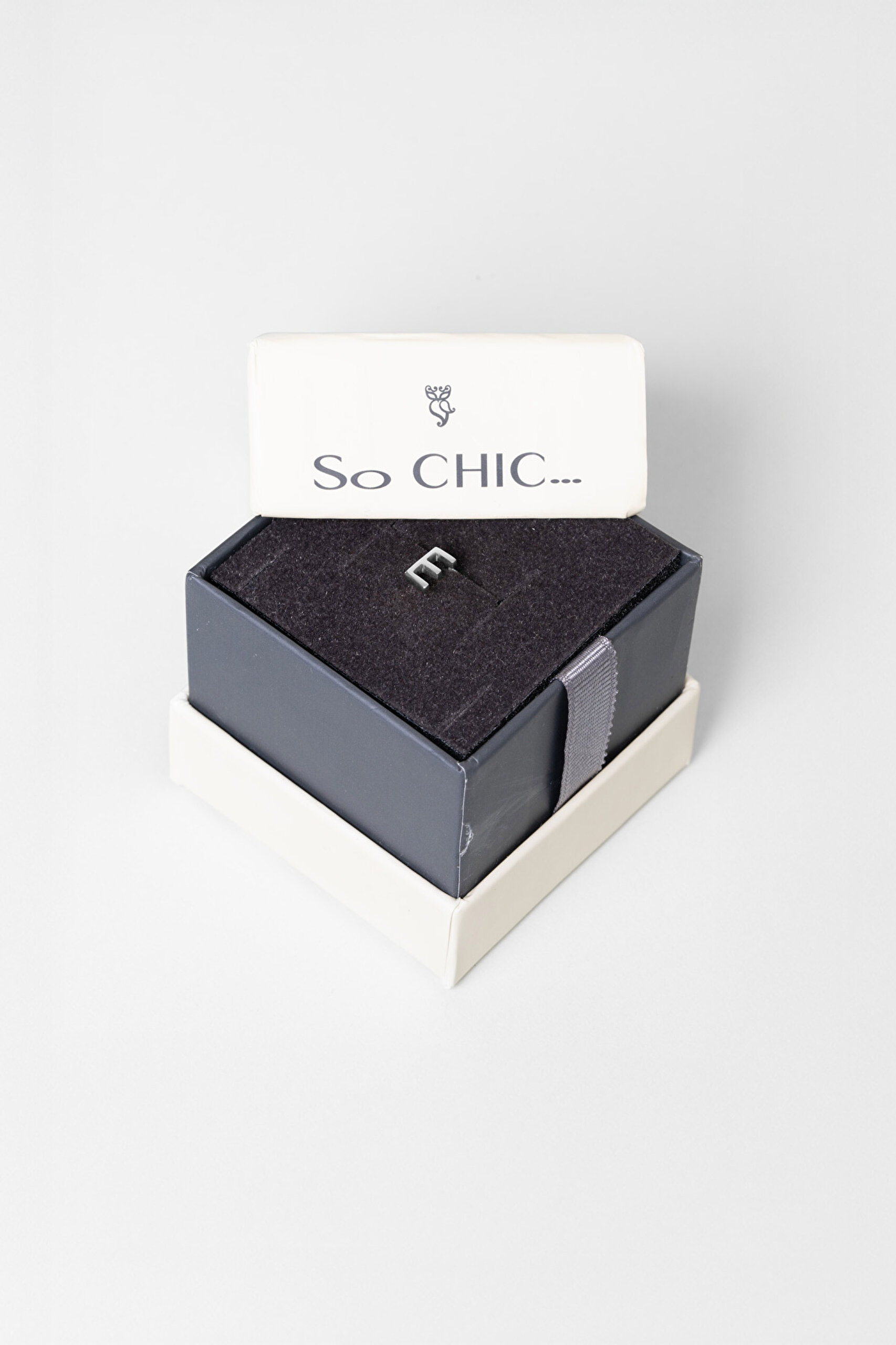 ⁠ My Story E Harfi 18 Ayar Beyaz Altın Kaplama Gümüş Tek Küpe_3}