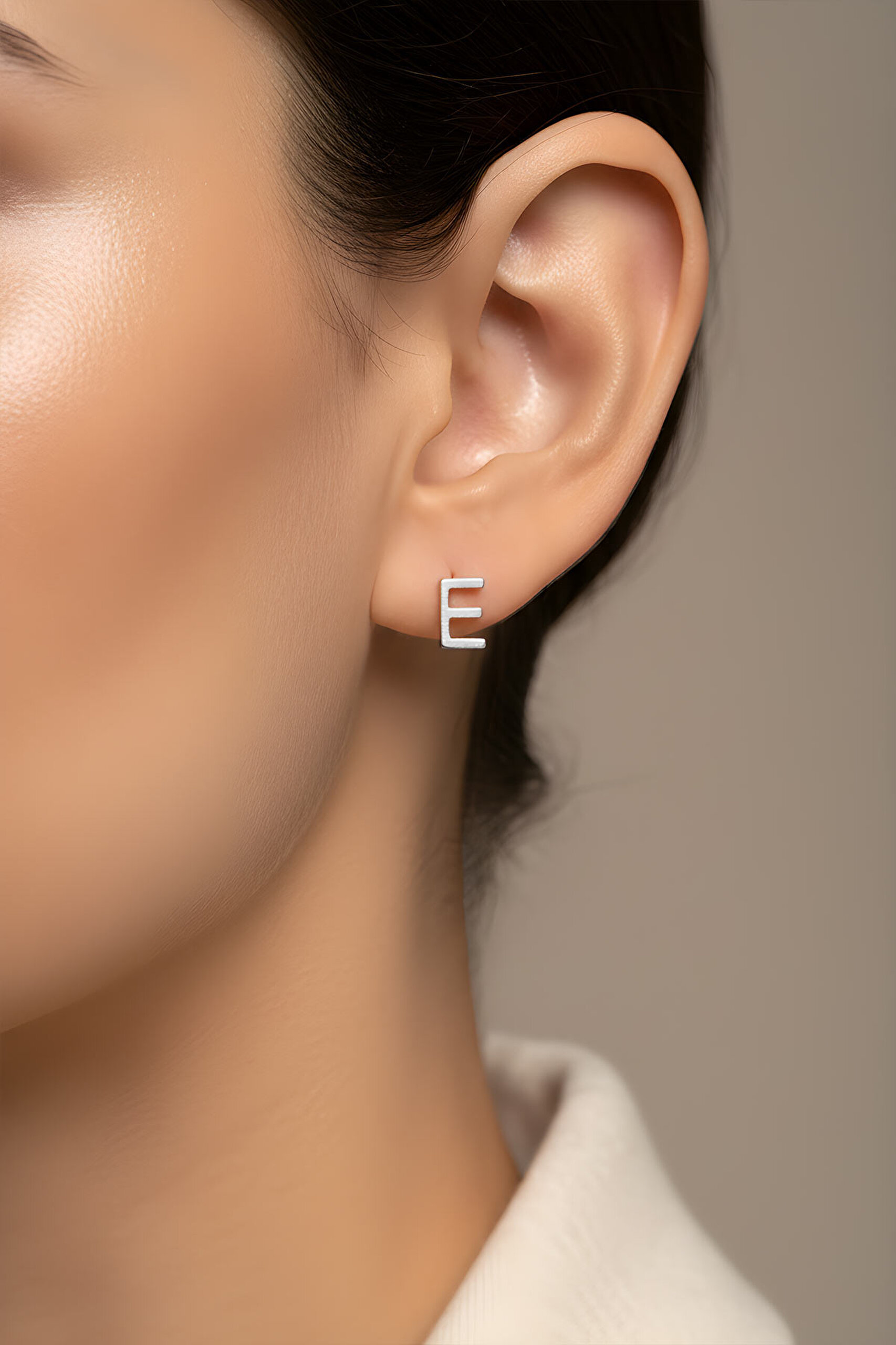 ⁠ My Story E Harfi 18 Ayar Beyaz Altın Kaplama Gümüş Tek Küpe_1}