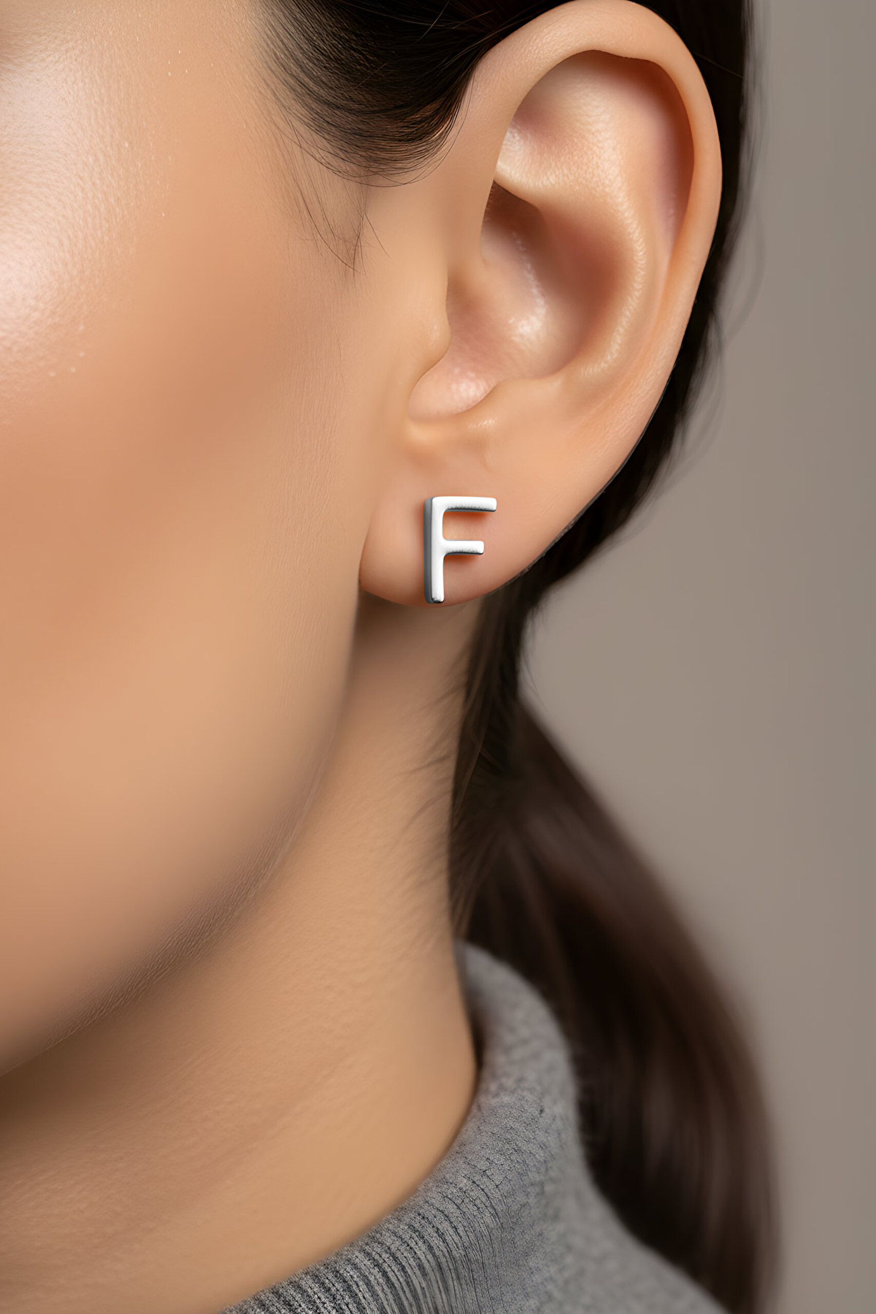 ⁠ F Harfi 18 Ayar Beyaz Altın Kaplama Gümüş Tek Küpe_1}