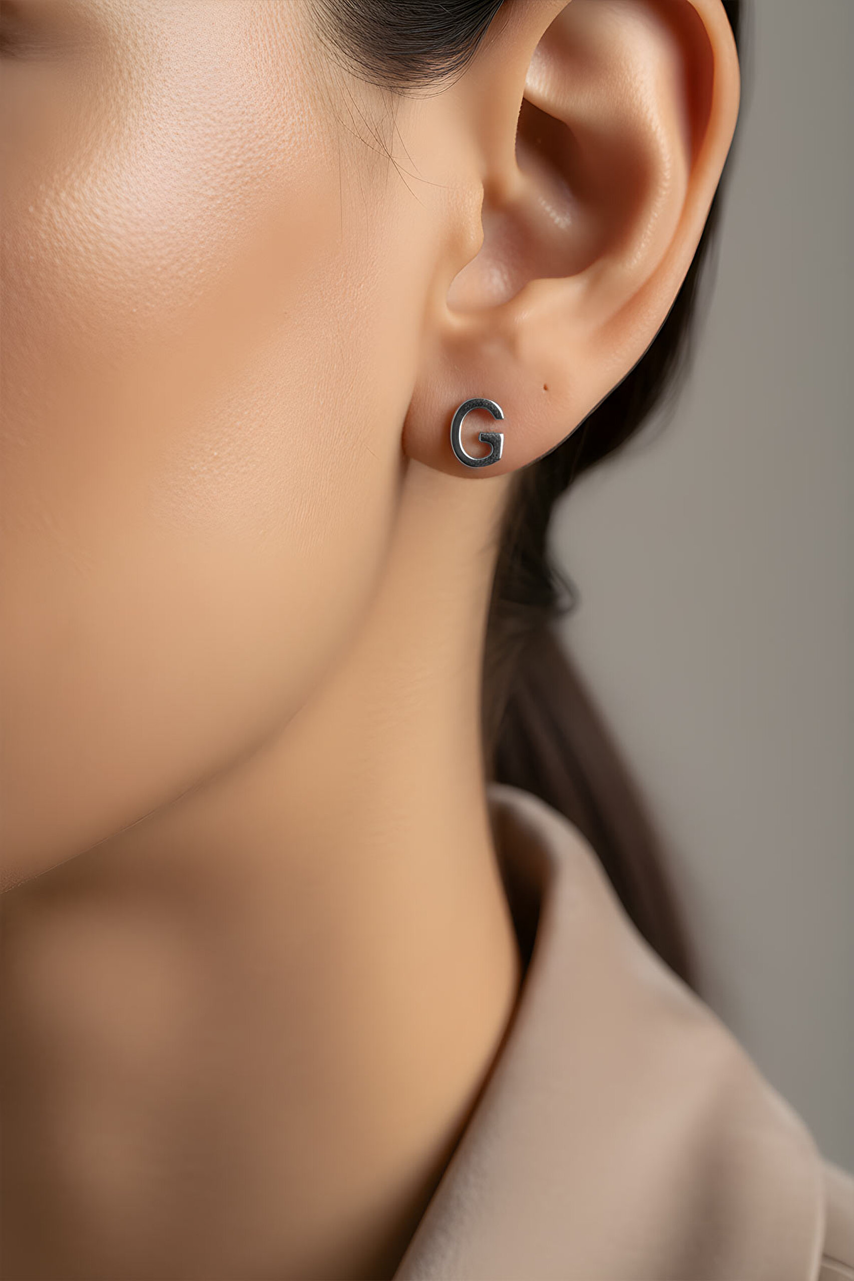 ⁠ G Harfi 18 Ayar Beyaz Altın Kaplama Gümüş Tek Küpe_1}