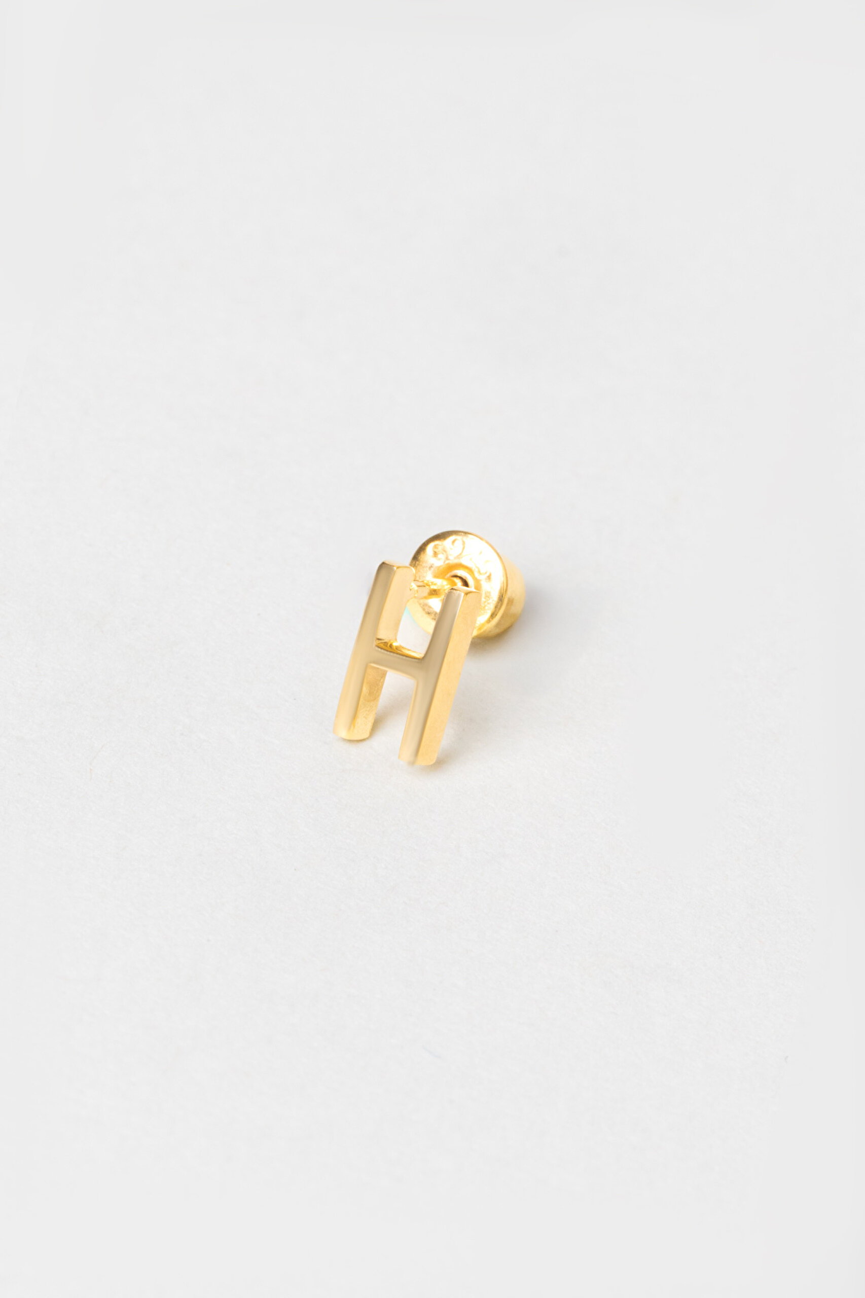 ⁠ H Harfi 18 Ayar Sarı Altın Kaplama Gümüş Tek Küpe_0}