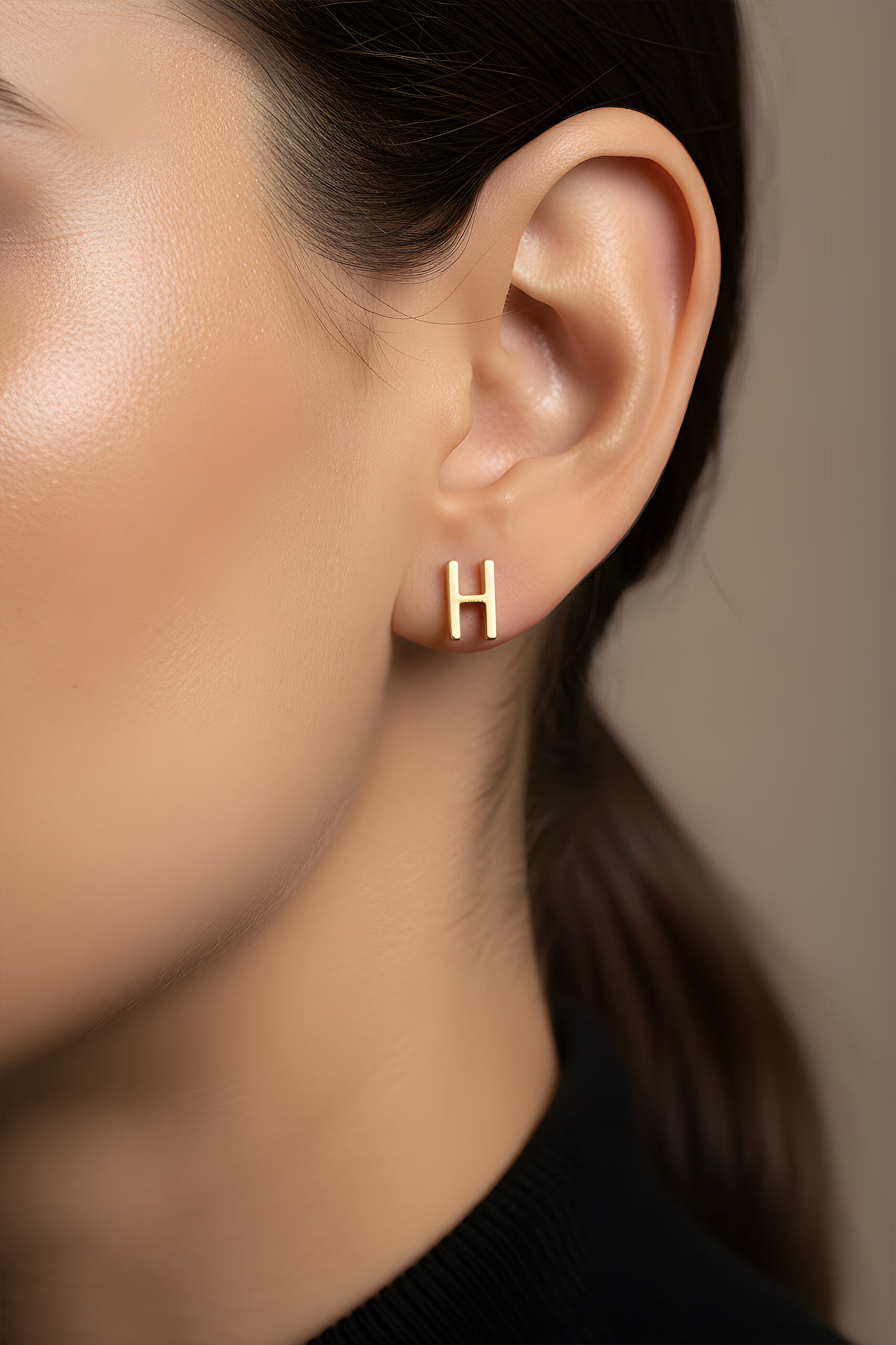 ⁠ H Harfi 18 Ayar Sarı Altın Kaplama Gümüş Tek Küpe_1}