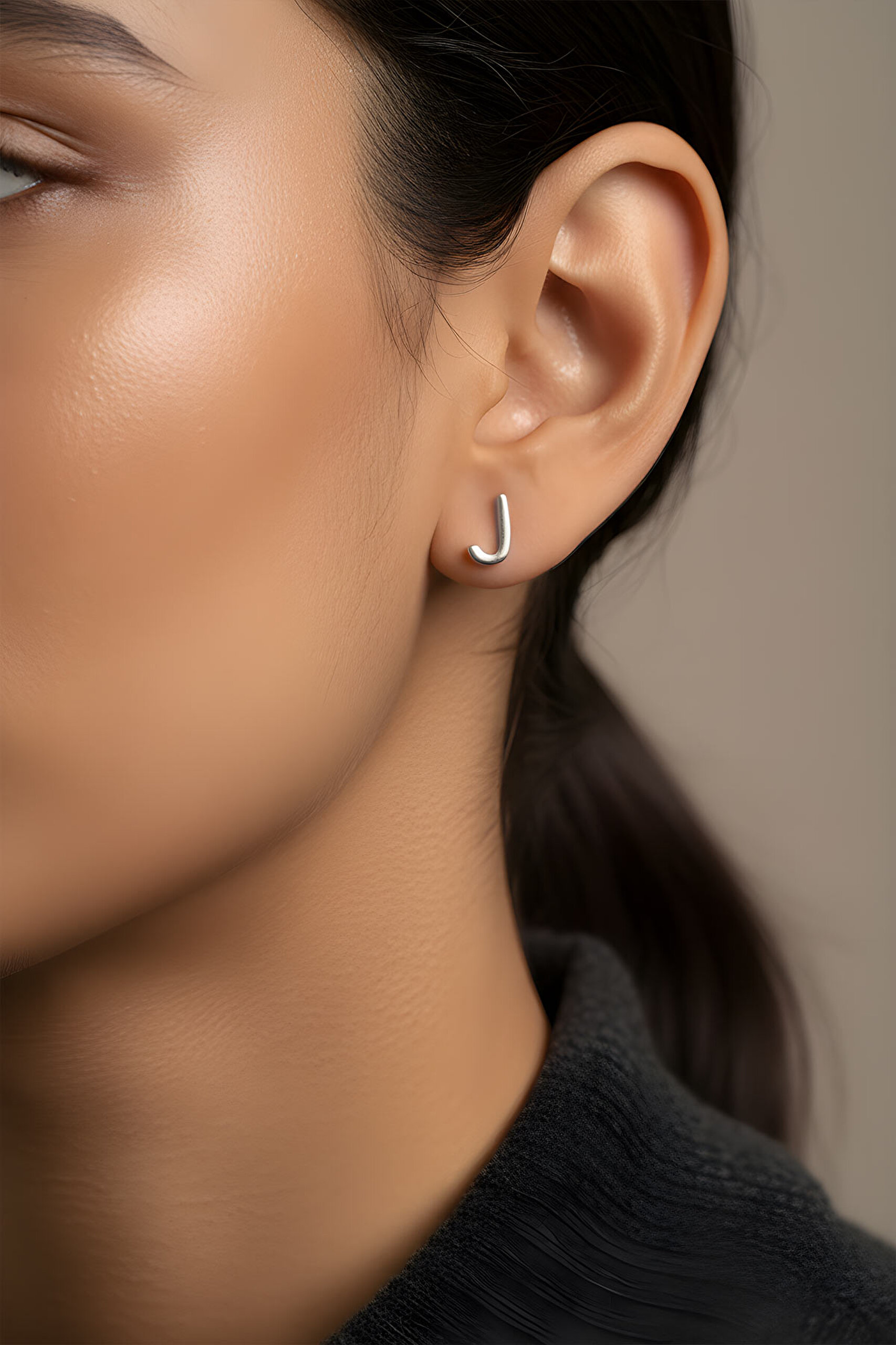 ⁠ My Story J Harfi 18 Ayar Beyaz Altın Kaplama Gümüş Tek Küpe_1}