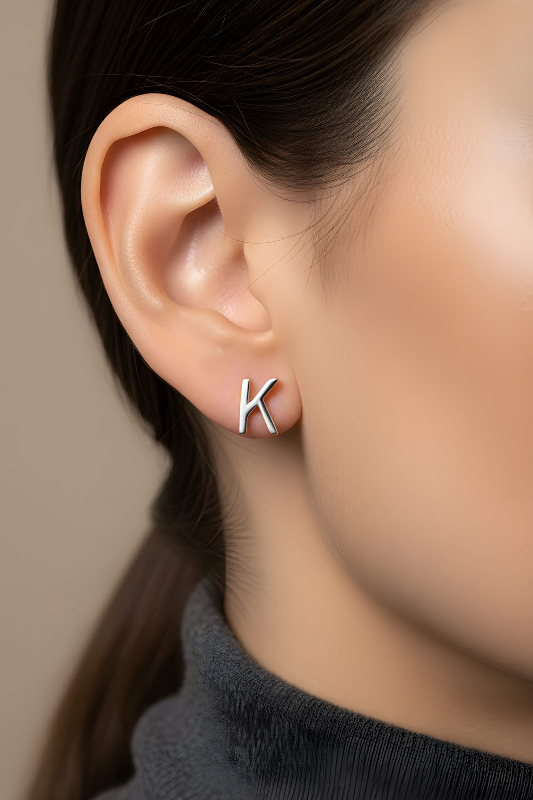 ⁠ My Story K Harfi 18 Ayar Beyaz Altın Kaplama Gümüş Tek Küpe_1}