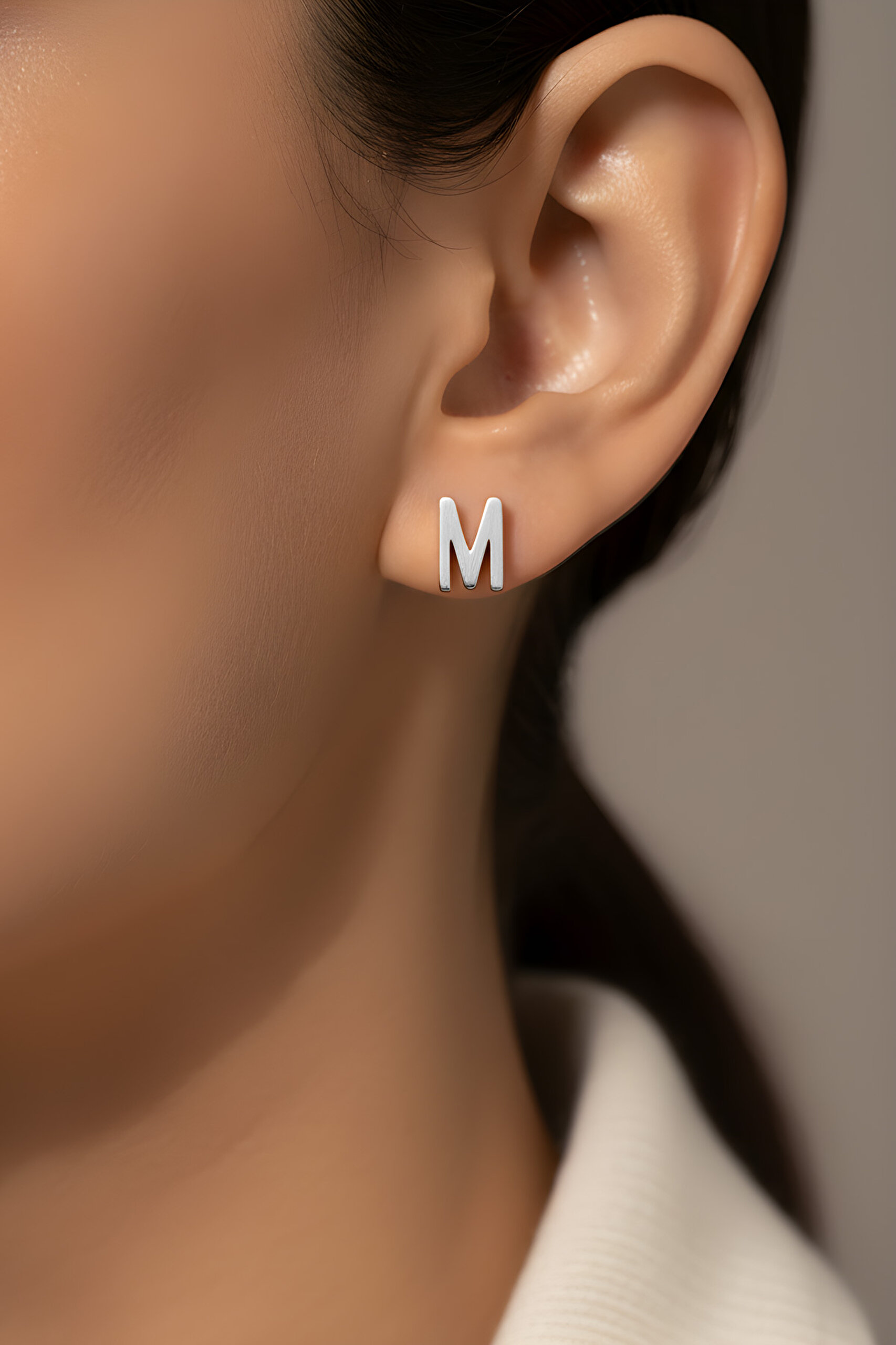 ⁠ My Story M Harfi 18 Ayar Beyaz Altın Kaplama Gümüş Tek Küpe_1}