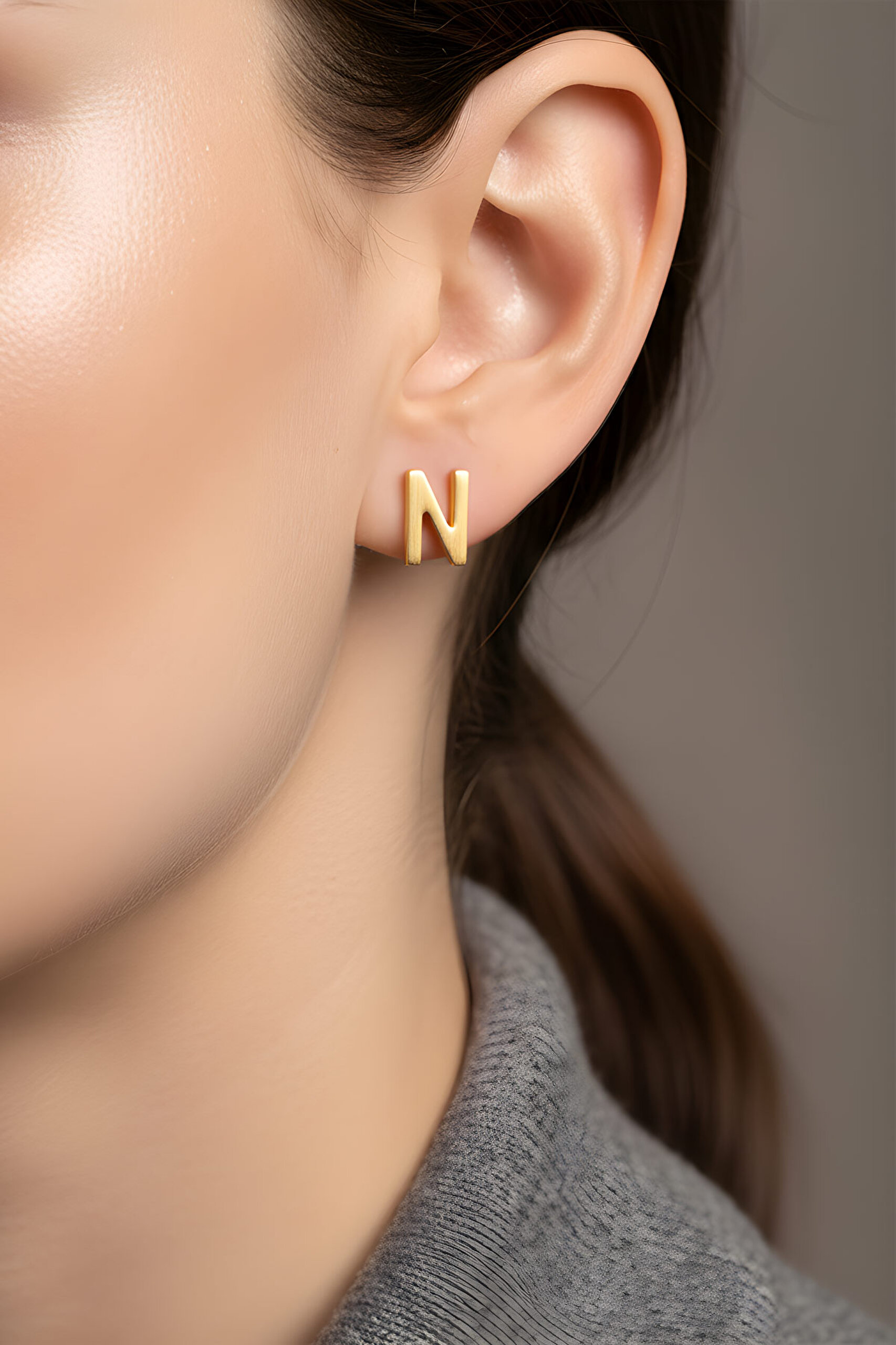 ⁠ N Harfi 18 Ayar Sarı Altın Kaplama Gümüş Tek Küpe_1}