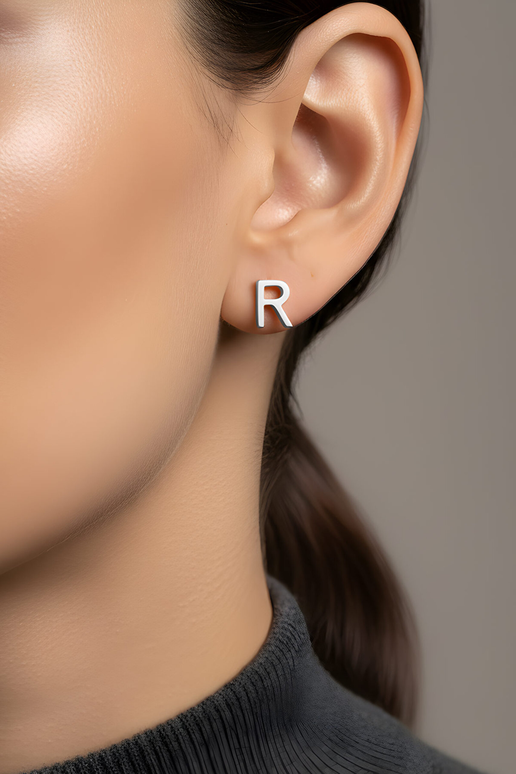 ⁠ My Story R Harfi 18 Ayar Beyaz Altın Kaplama Gümüş Tek Küpe_1}