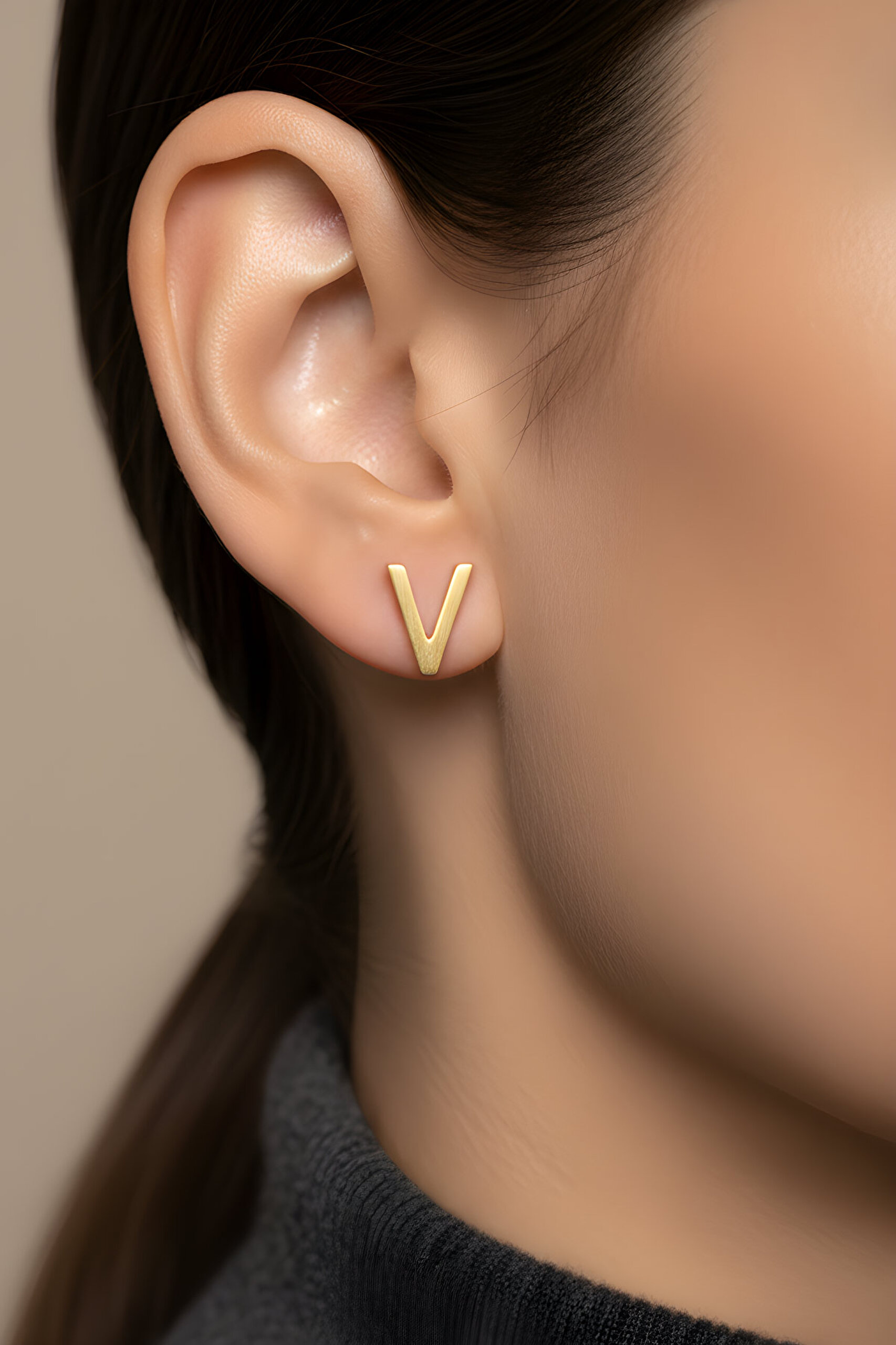 ⁠ V Harfi 18 Ayar Sarı Altın Kaplama Gümüş Tek Küpe_1}