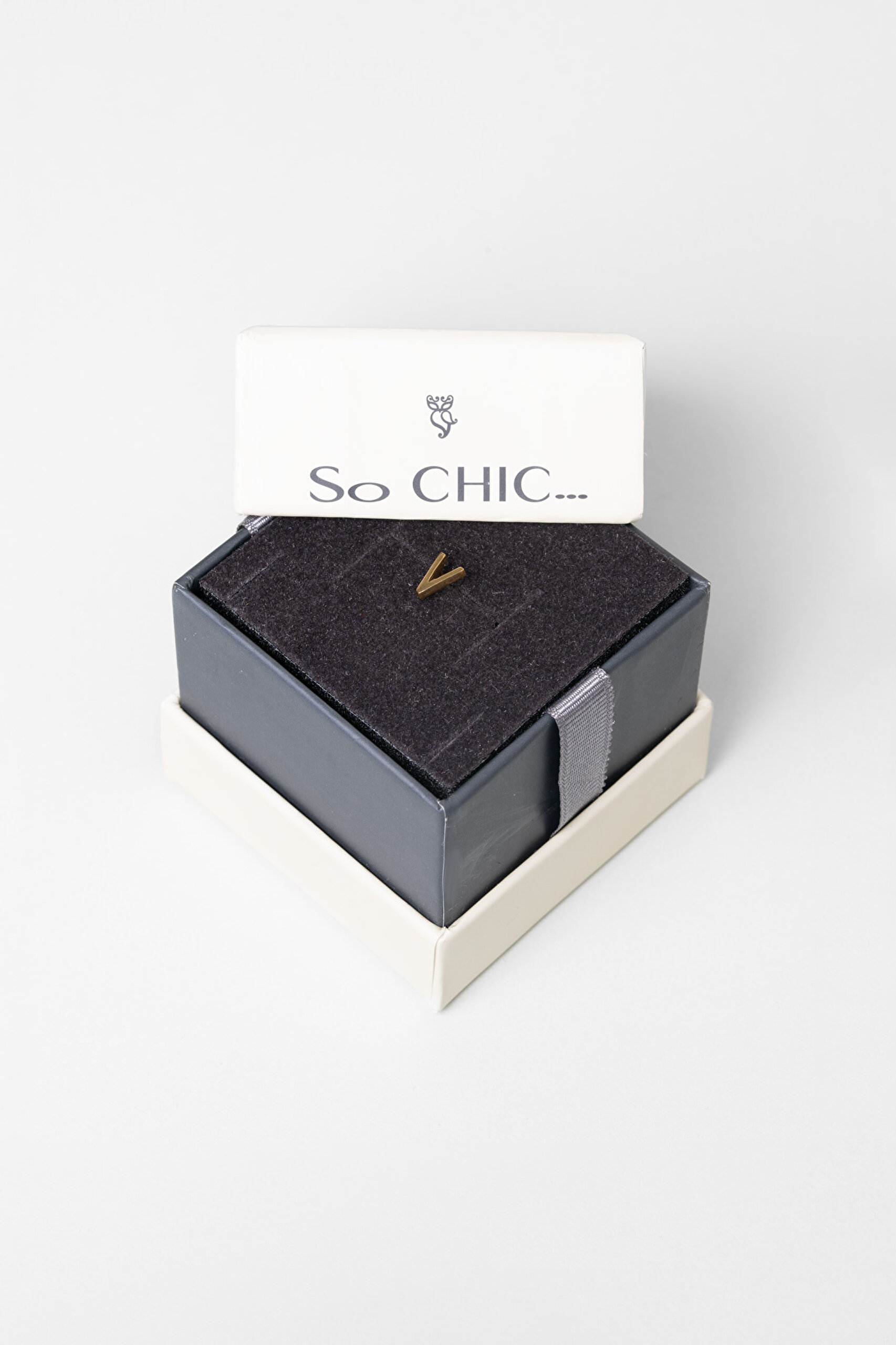 ⁠ V Harfi 18 Ayar Sarı Altın Kaplama Gümüş Tek Küpe_3}