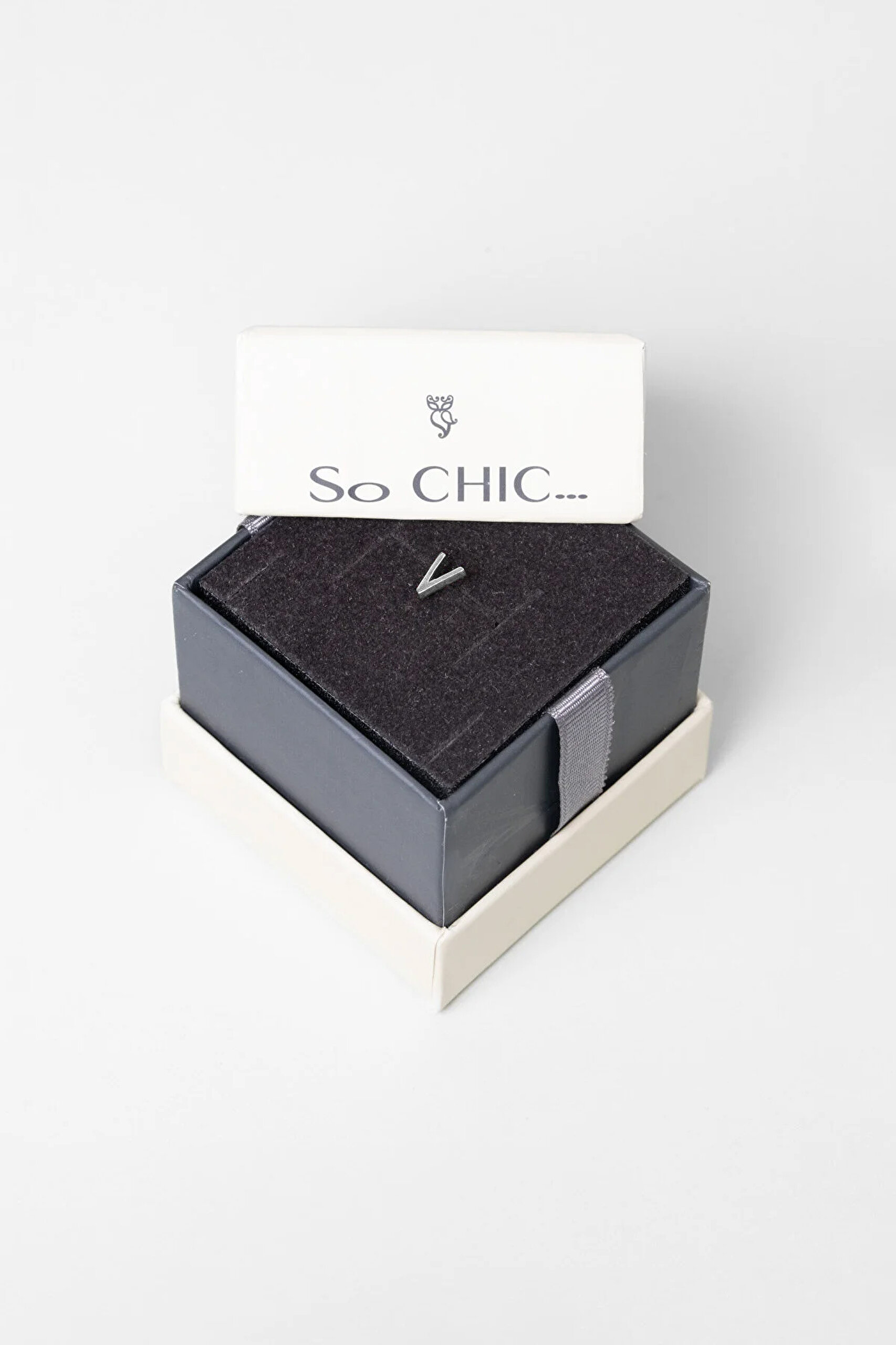 ⁠ My Story V Harfi 18 Ayar Beyaz Altın Kaplama Gümüş Tek Küpe_3}