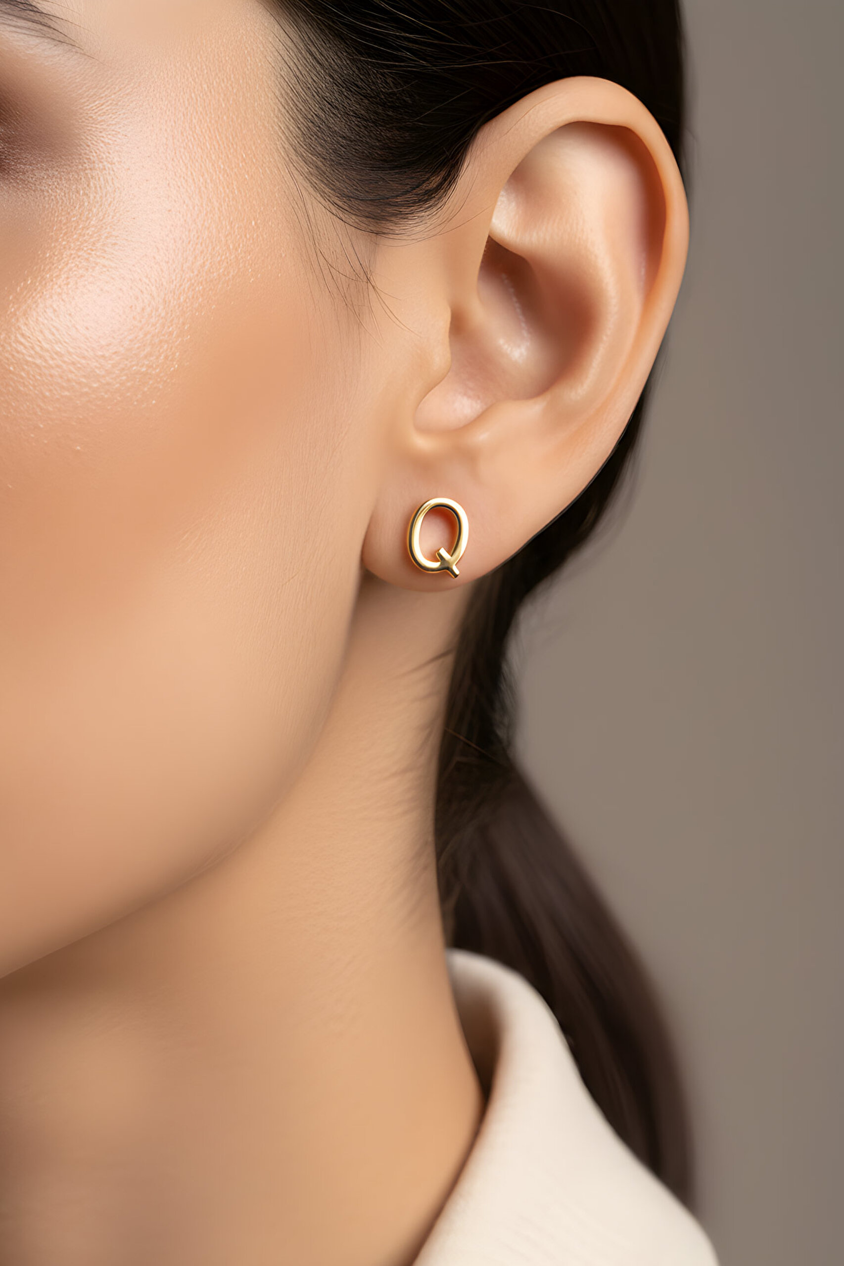 ⁠ Q Harfi 18 Ayar Sarı Altın Kaplama Gümüş Tek Küpe_1}