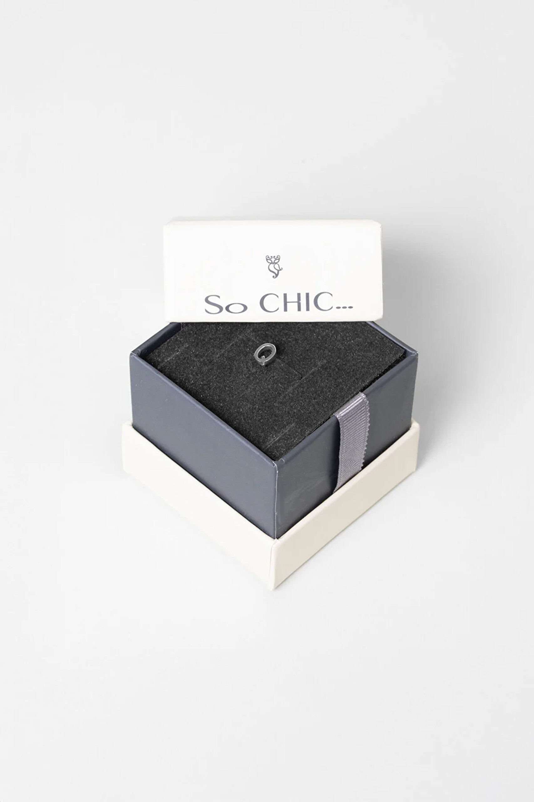 ⁠ Q Harfi 18 Ayar Beyaz Altın Kaplama Gümüş Tek Küpe_3}