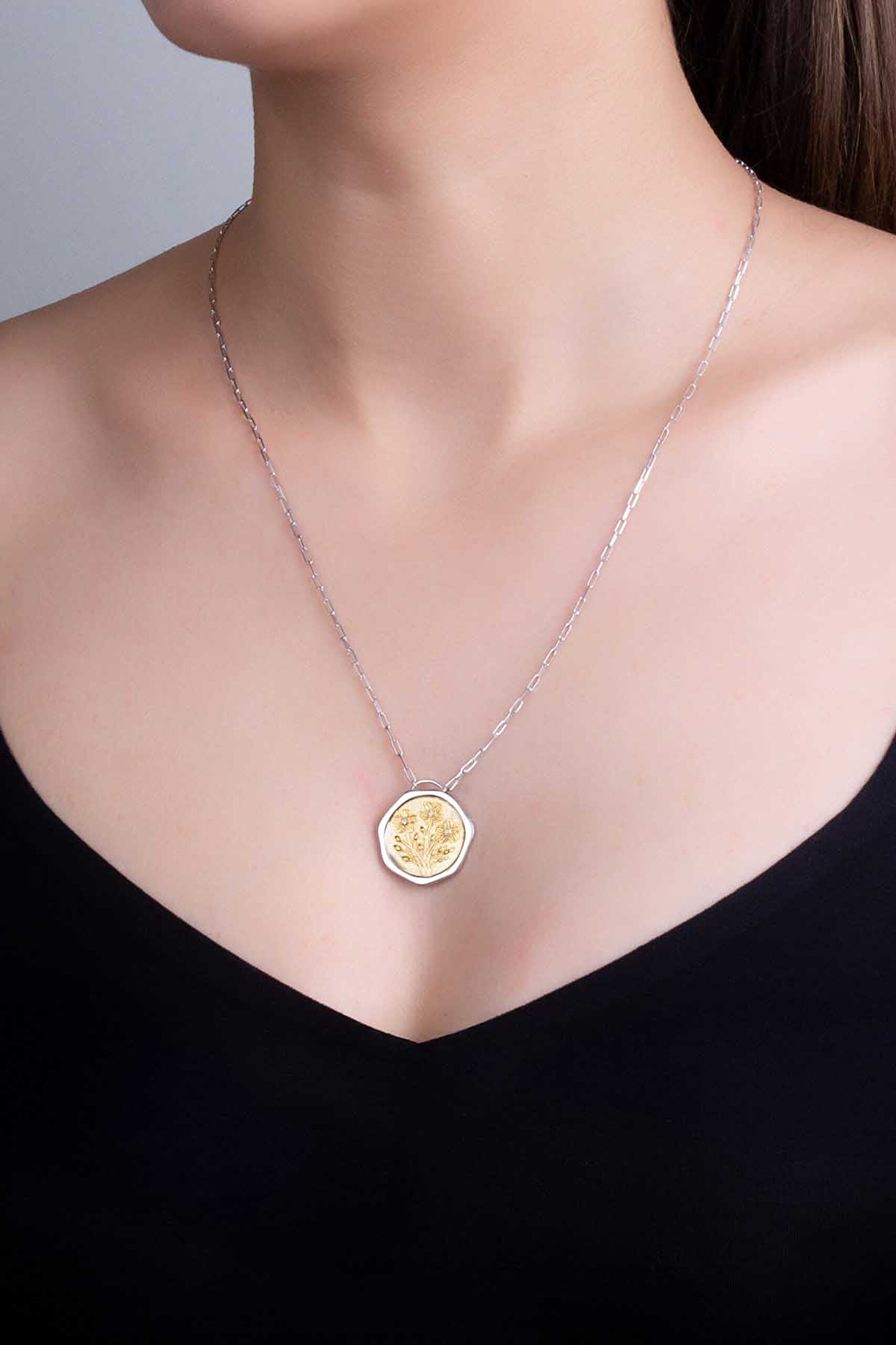 ⁠ İlkbahar Çiçeği 18 Ayar Sarı Ve Beyaz Altın Kaplama 58 Cm Çift Taraflı Gümüş Kolye_1}