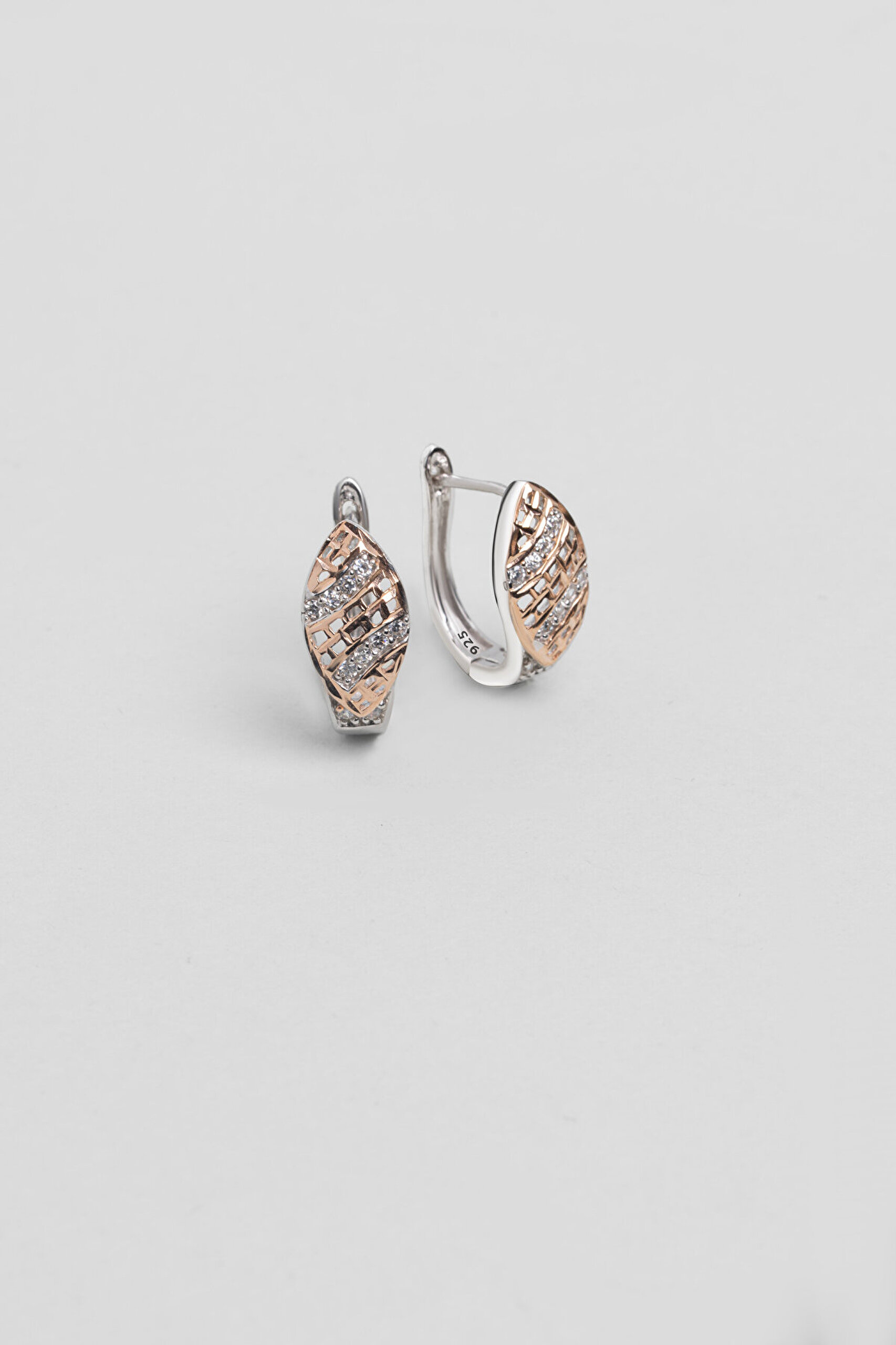 Zamansız Tasarım 18 Ayar Rose ve Beyaz Altın Kaplama Gümüş Küpe - 0