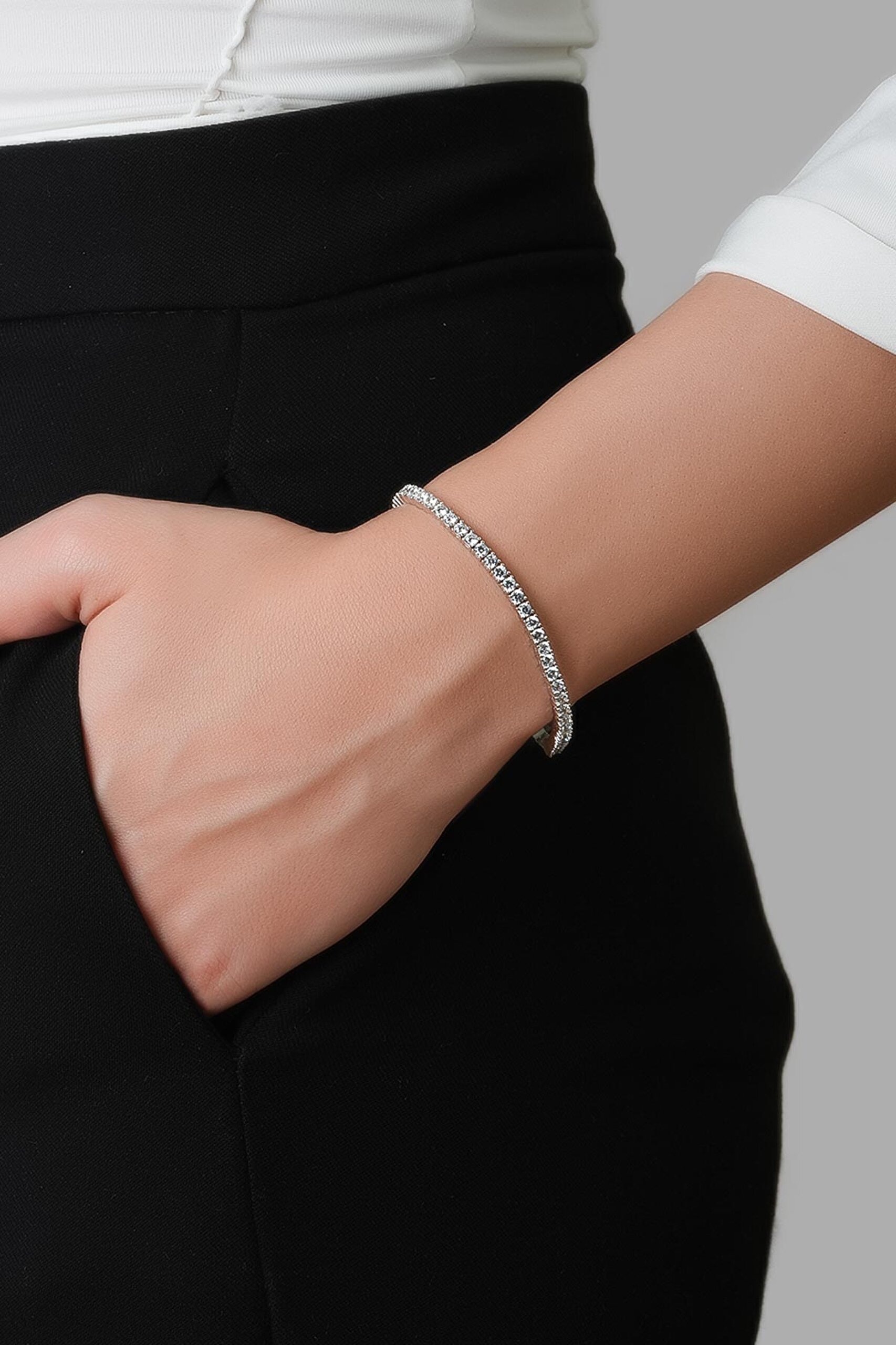 ⁠ So CHIC... Zirkon Taşlı 18 Ayar Beyaz Altın Kaplama Gümüş Su Yolu Bileklik_1}