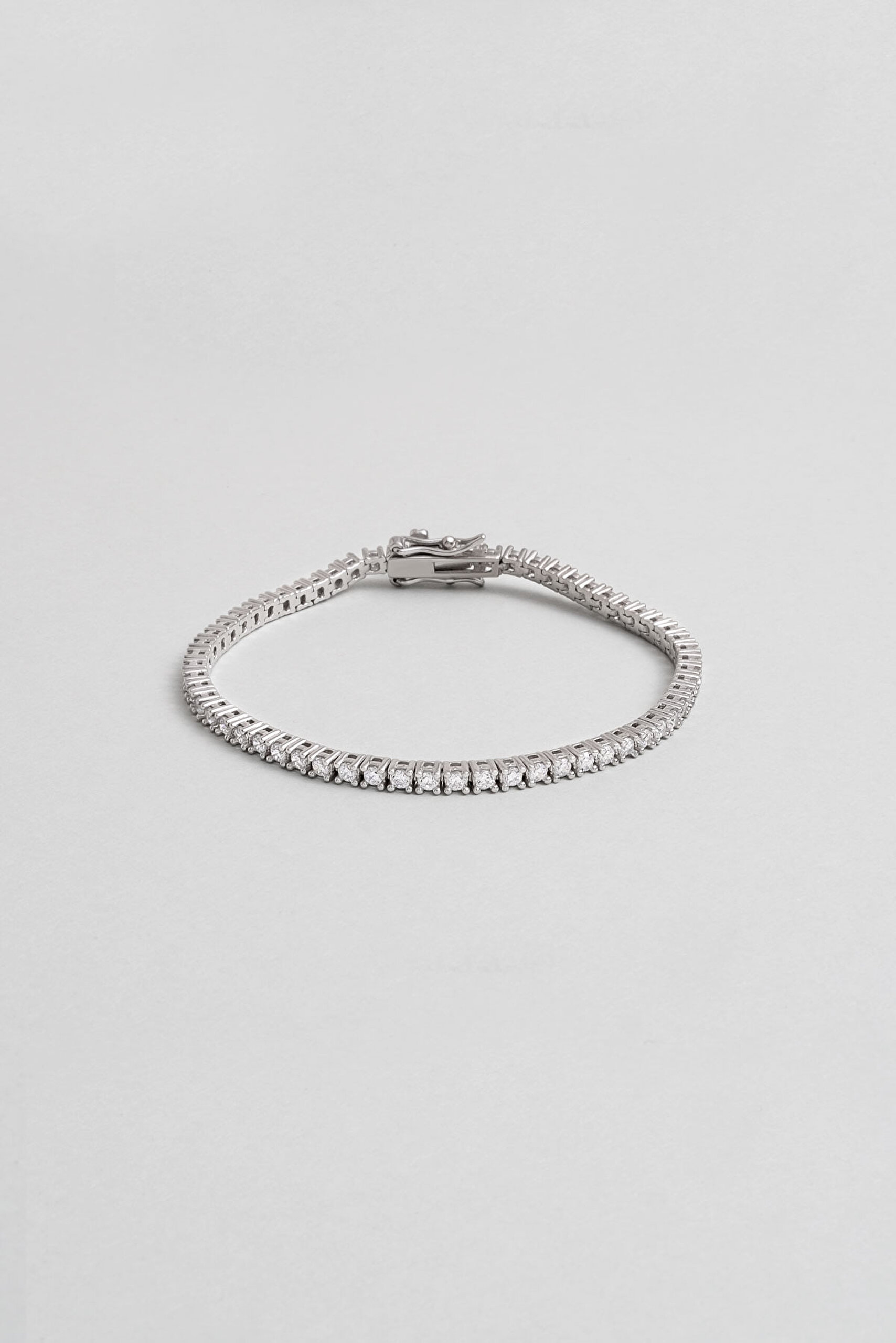 ⁠ Beyaz Taşlı 18 Ayar Beyaz Altın Kaplama Gümüş Su Yolu Bileklik_0}