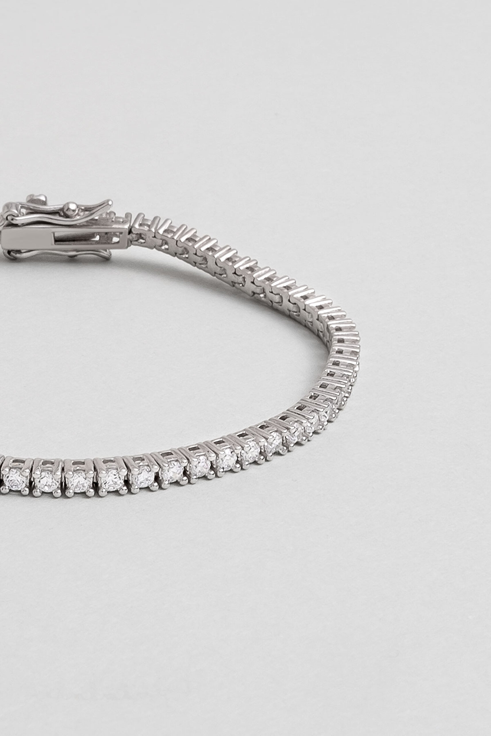 ⁠ Beyaz Taşlı 18 Ayar Beyaz Altın Kaplama Gümüş Su Yolu Bileklik_4}