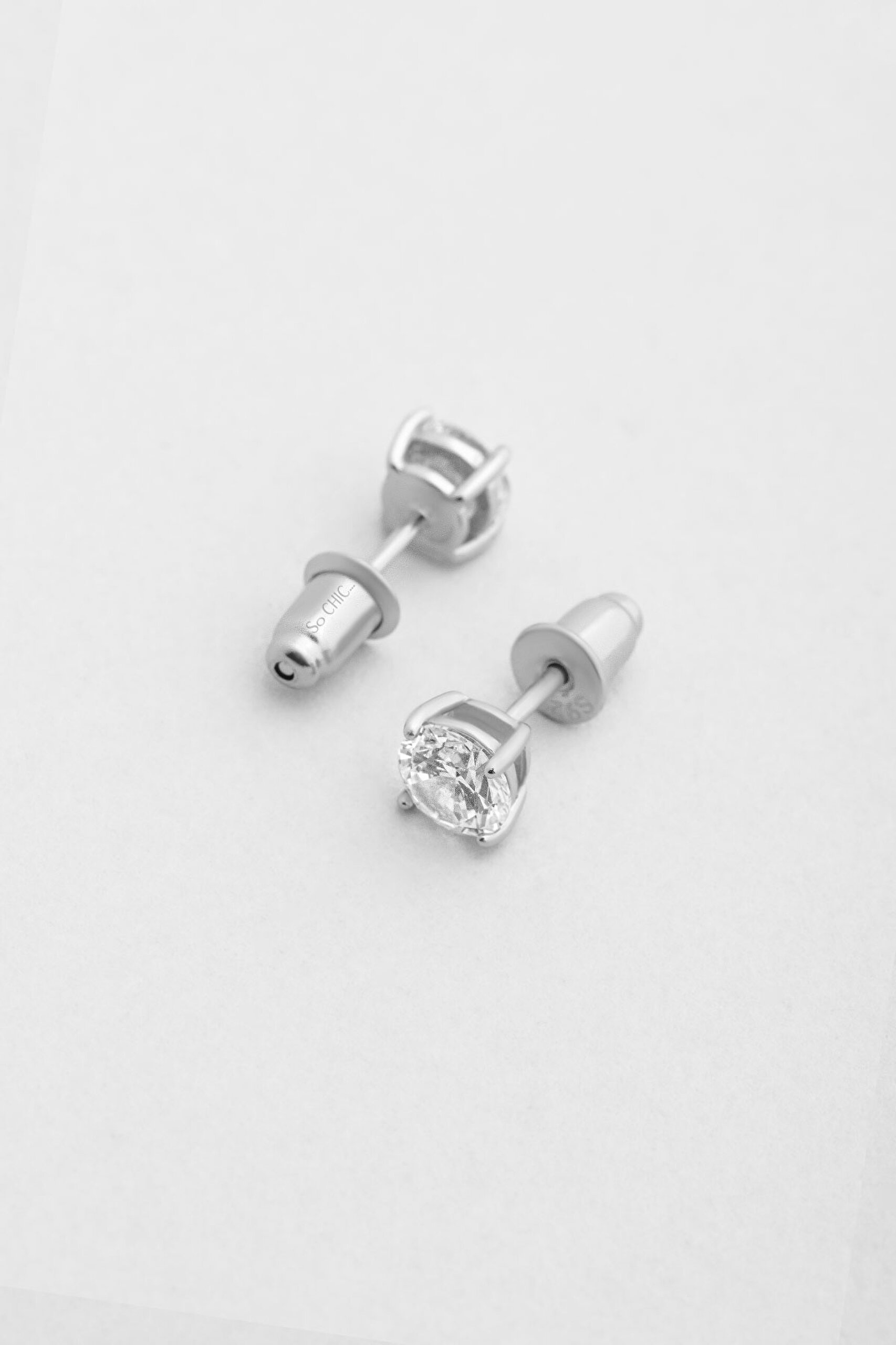 ⁠ Tektaş 5 mm 18 Ayar Beyaz Altın Kaplama Unisex Gümüş Küpe_0}