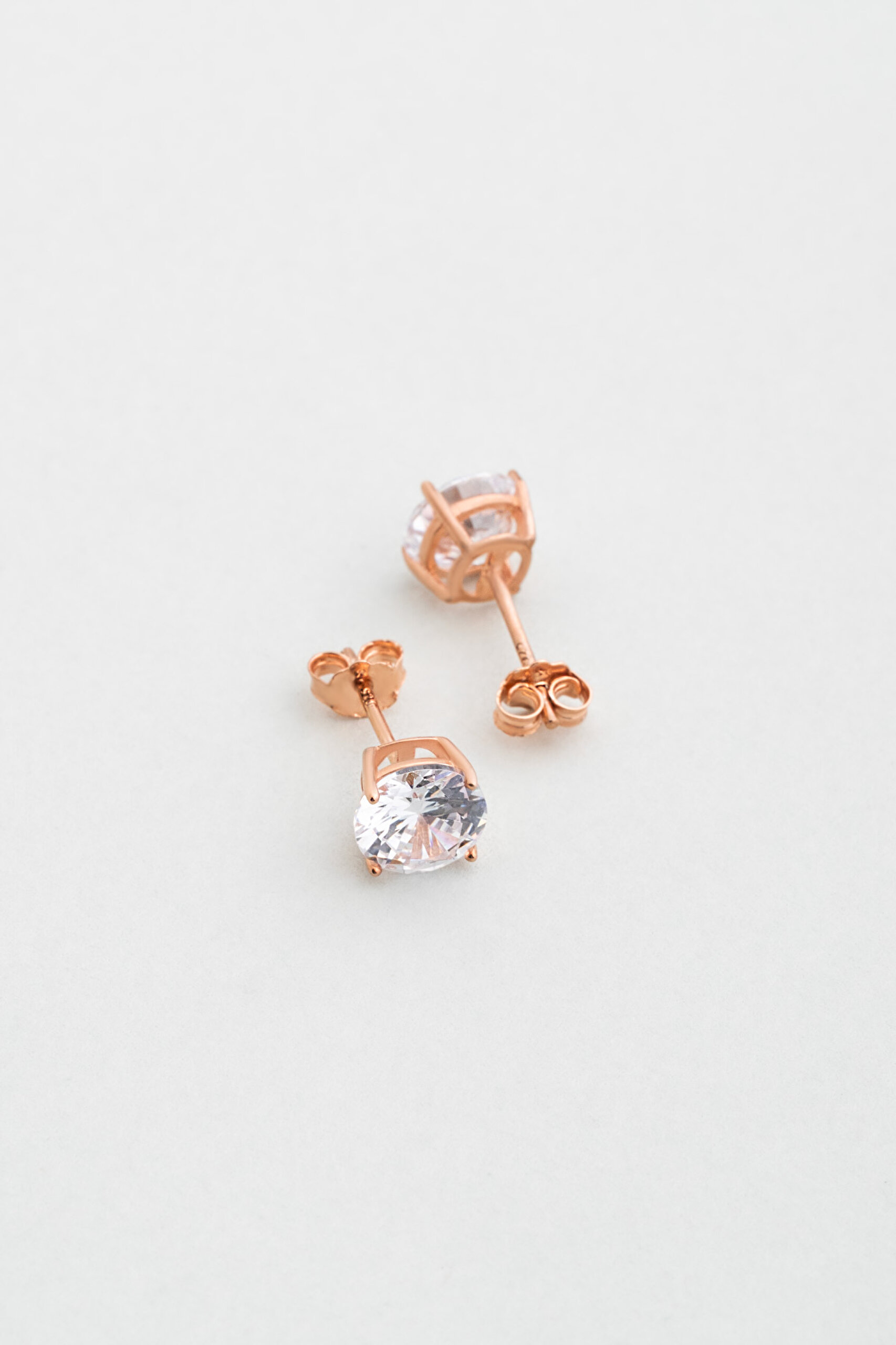 ⁠ 18 Ayar Rose Altın Kaplama Gümüş 8 MM TekTaş Küpe_0}