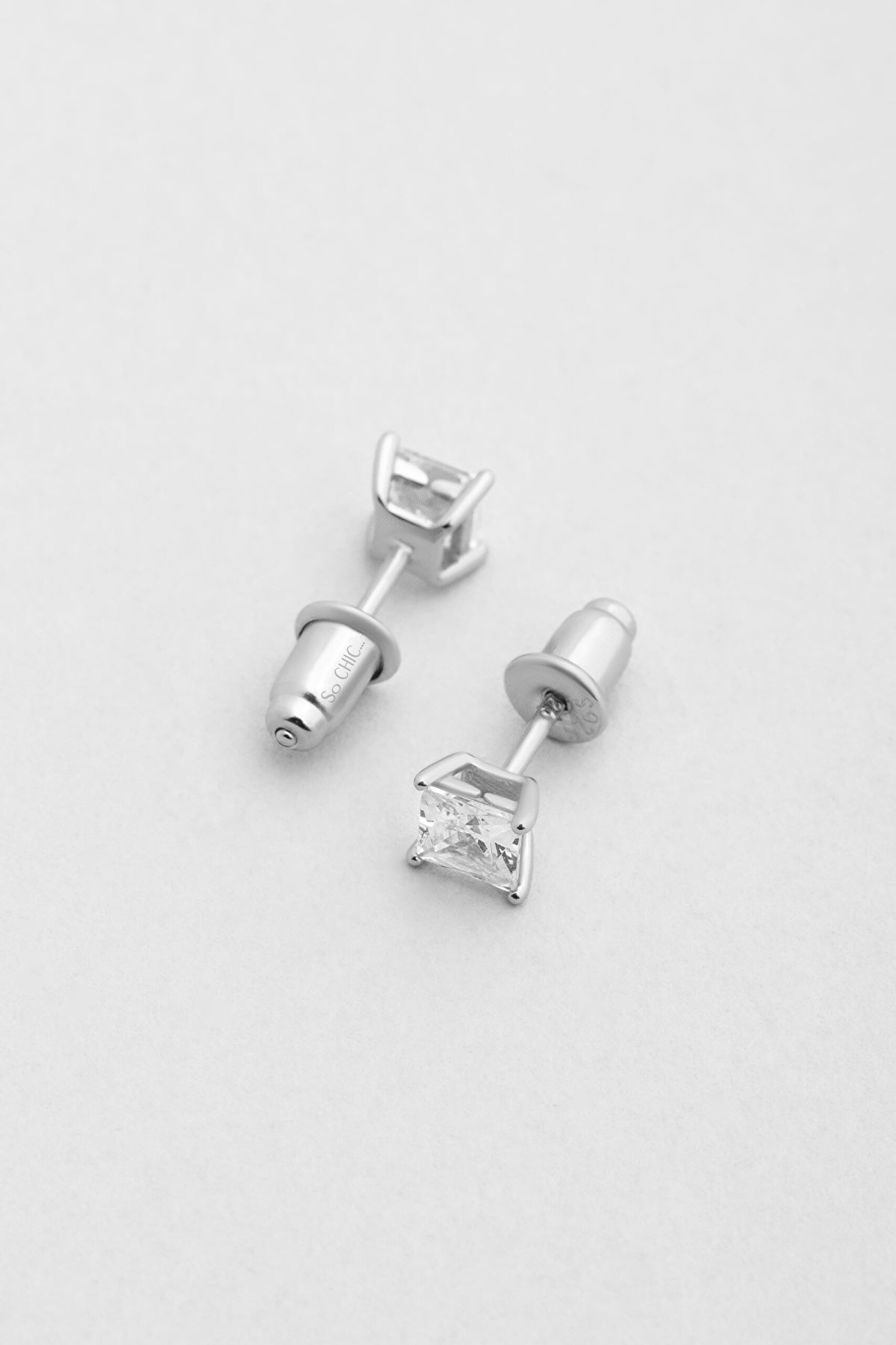 ⁠ Minimal 18 Ayar Beyaz Altın Kaplama 4 Mm Gümüş Tek Taş Küpe_0}