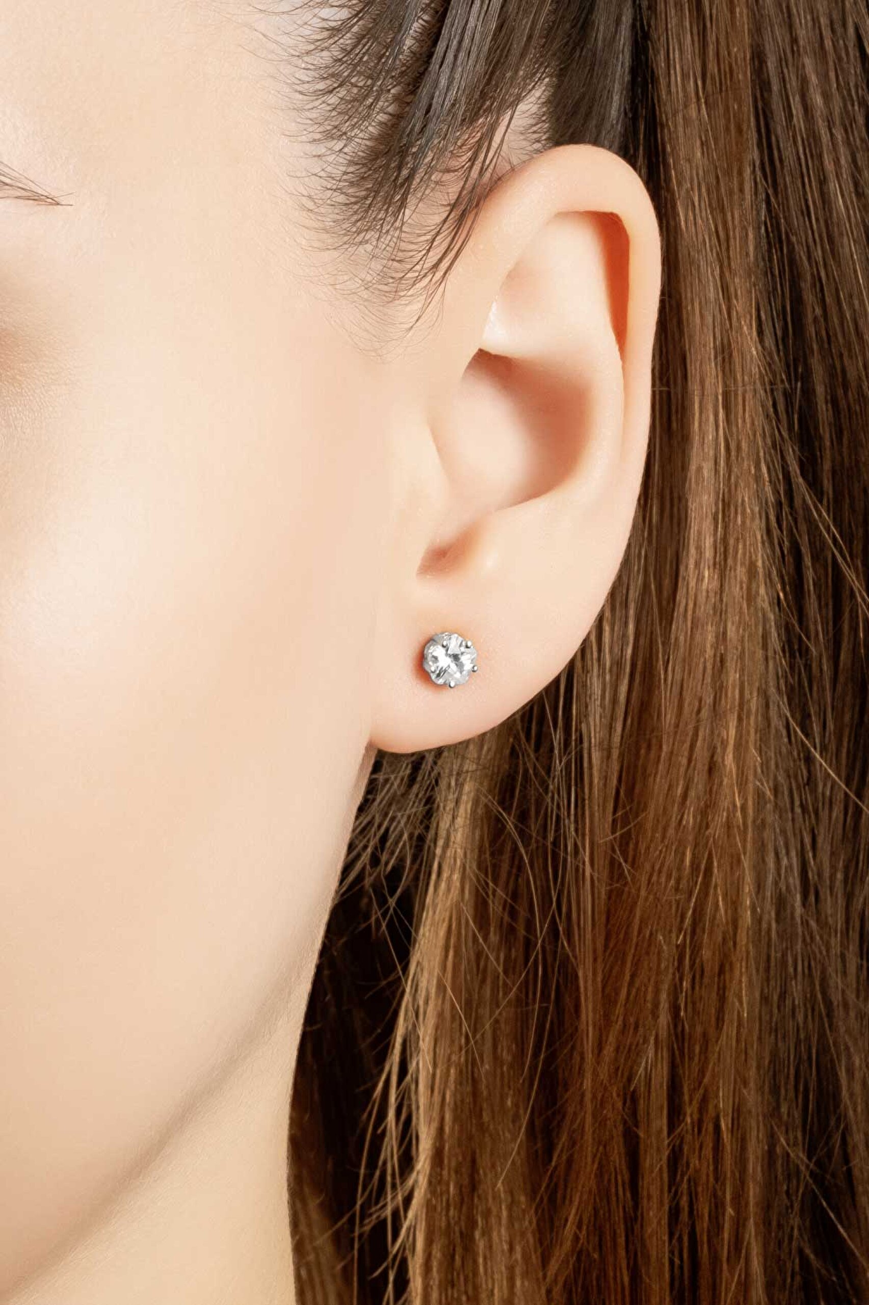 ⁠ Çiçek Model 18 Ayar Beyaz Altın Kaplama 5 Mm Gümüş Tek Taş Küpe_2}