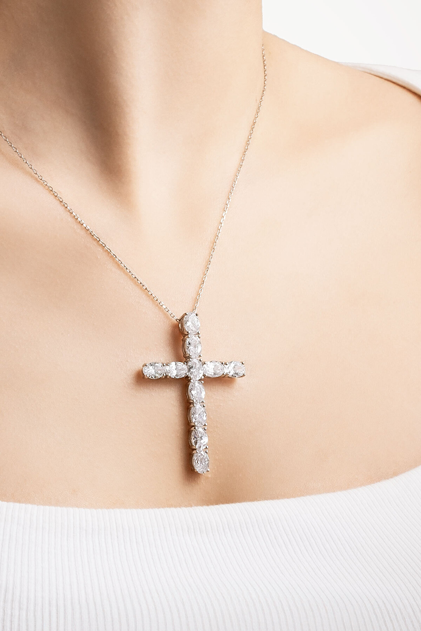 Beyaz Taşlı 18 Ayar Beyaz Altın Kaplama Gümüş Haç Kolye - 3