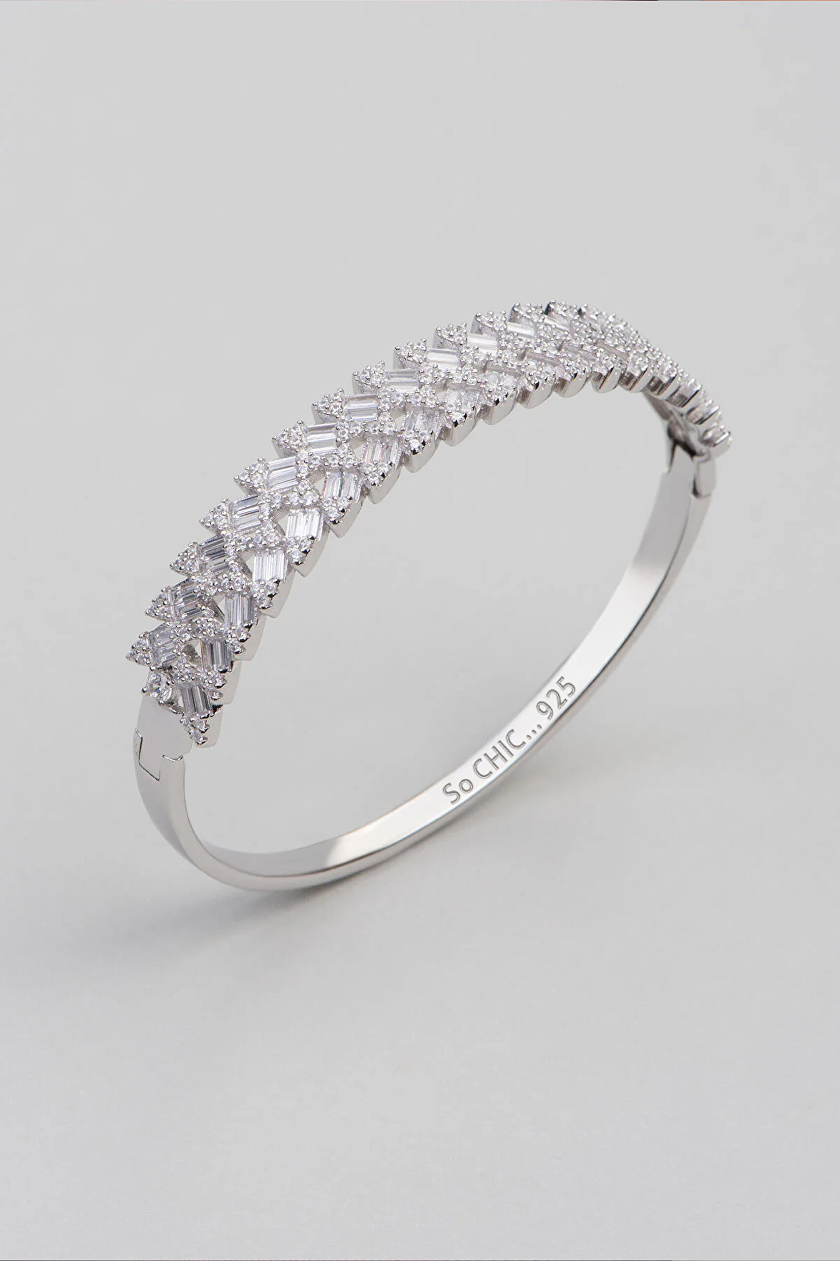 ⁠ Diana 18 Ayar Beyaz Altın Kaplama Gümüş Kelepçe Bileklik_0}