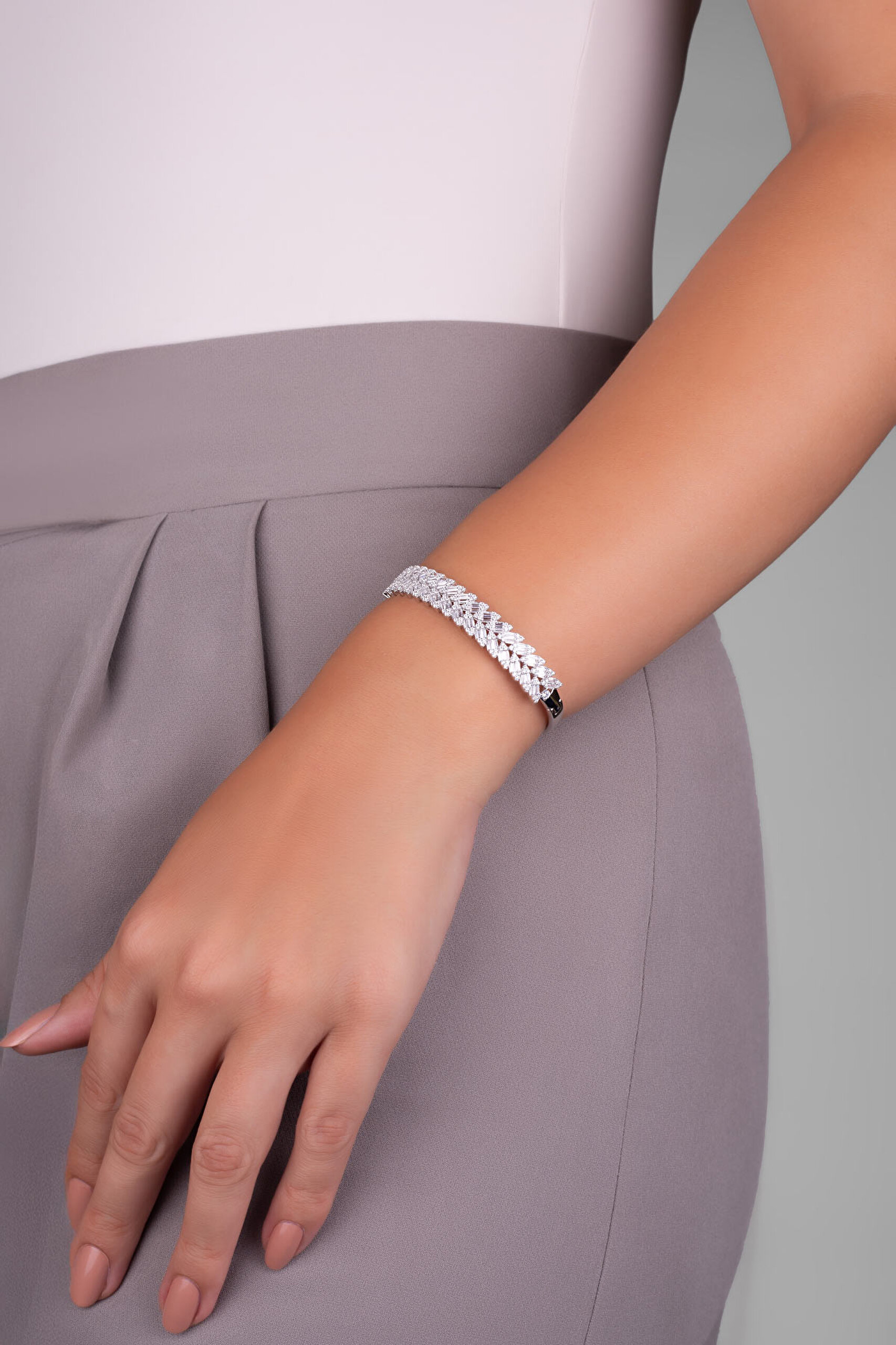 ⁠ Diana 18 Ayar Beyaz Altın Kaplama Gümüş Kelepçe Bileklik_3}