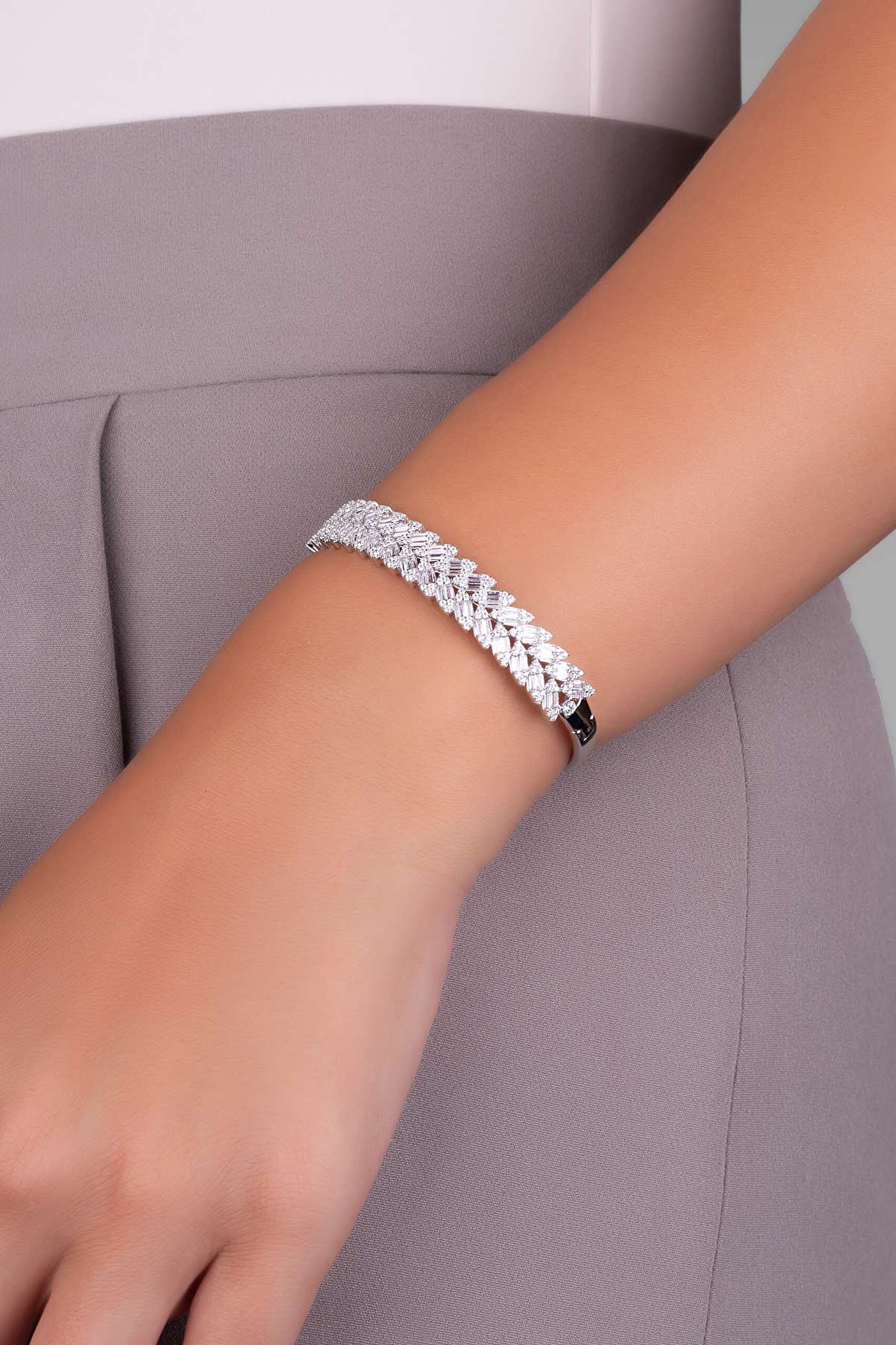 ⁠ Diana 18 Ayar Beyaz Altın Kaplama Gümüş Kelepçe Bileklik_1}