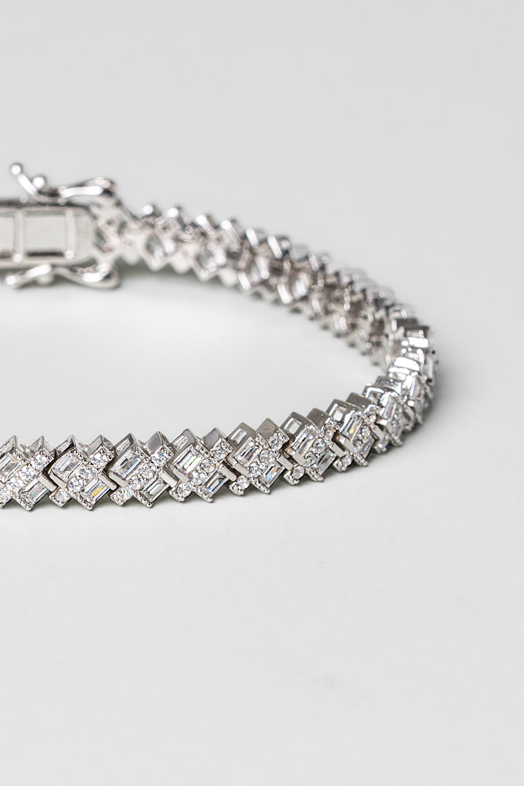 ⁠ Elegant 18 Ayar Beyaz Altın Kaplama Gümüş Su Yolu Bileklik_4}