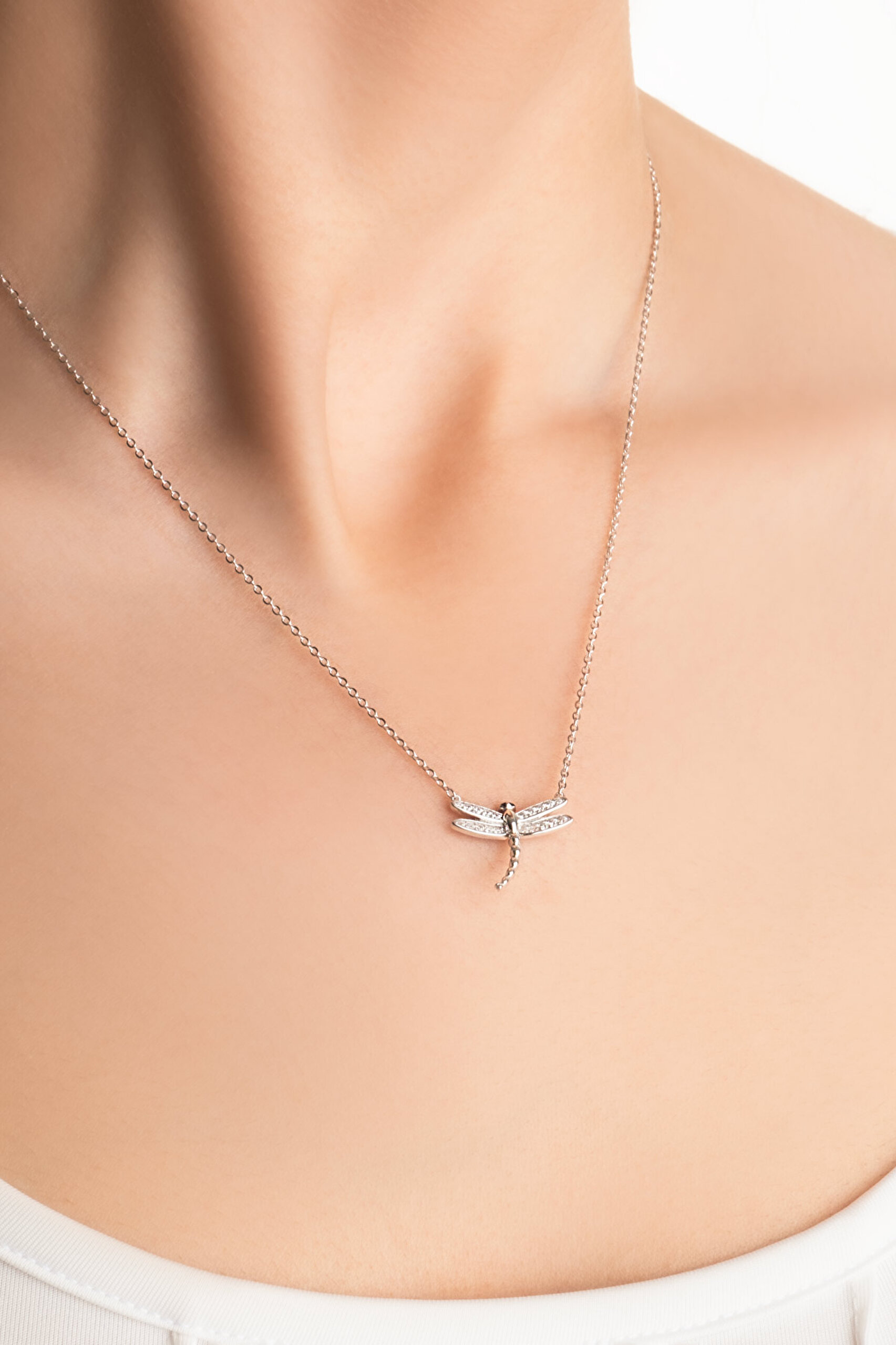 ⁠ Beyaz Taşlı 18 Ayar Beyaz Altın Kaplama 45 Cm Gümüş Yusufçuk Kolye_1}