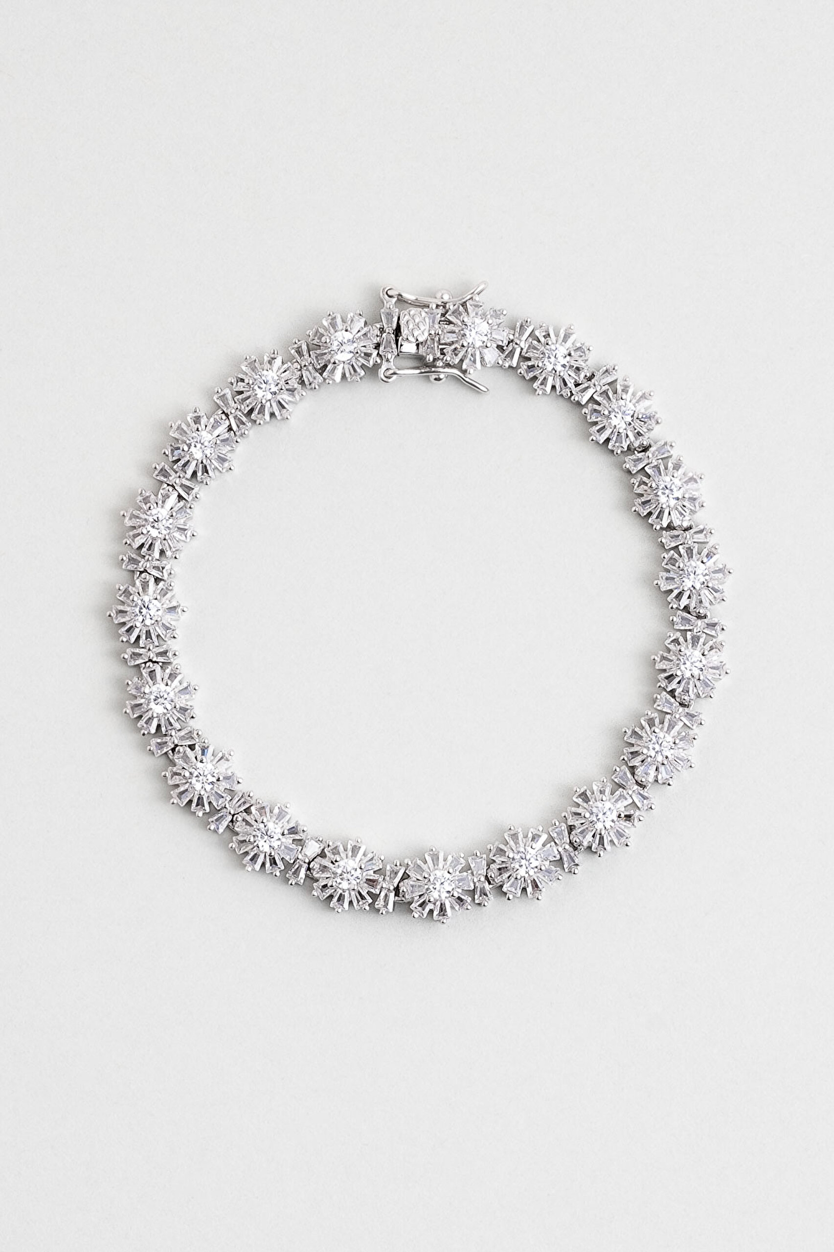 ⁠ Baget Çiçeği 18 Ayar Beyaz Altın Kaplama 18 Cm Gümüş Bileklik_0}