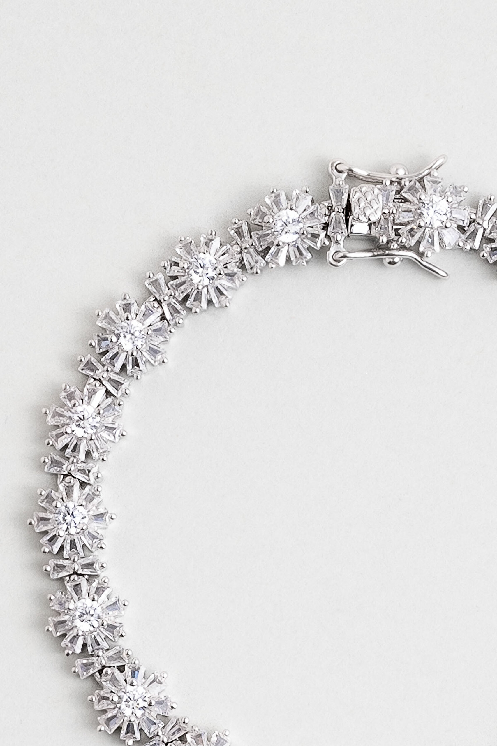 ⁠ Baget Çiçeği 18 Ayar Beyaz Altın Kaplama 18 Cm Gümüş Bileklik_1}