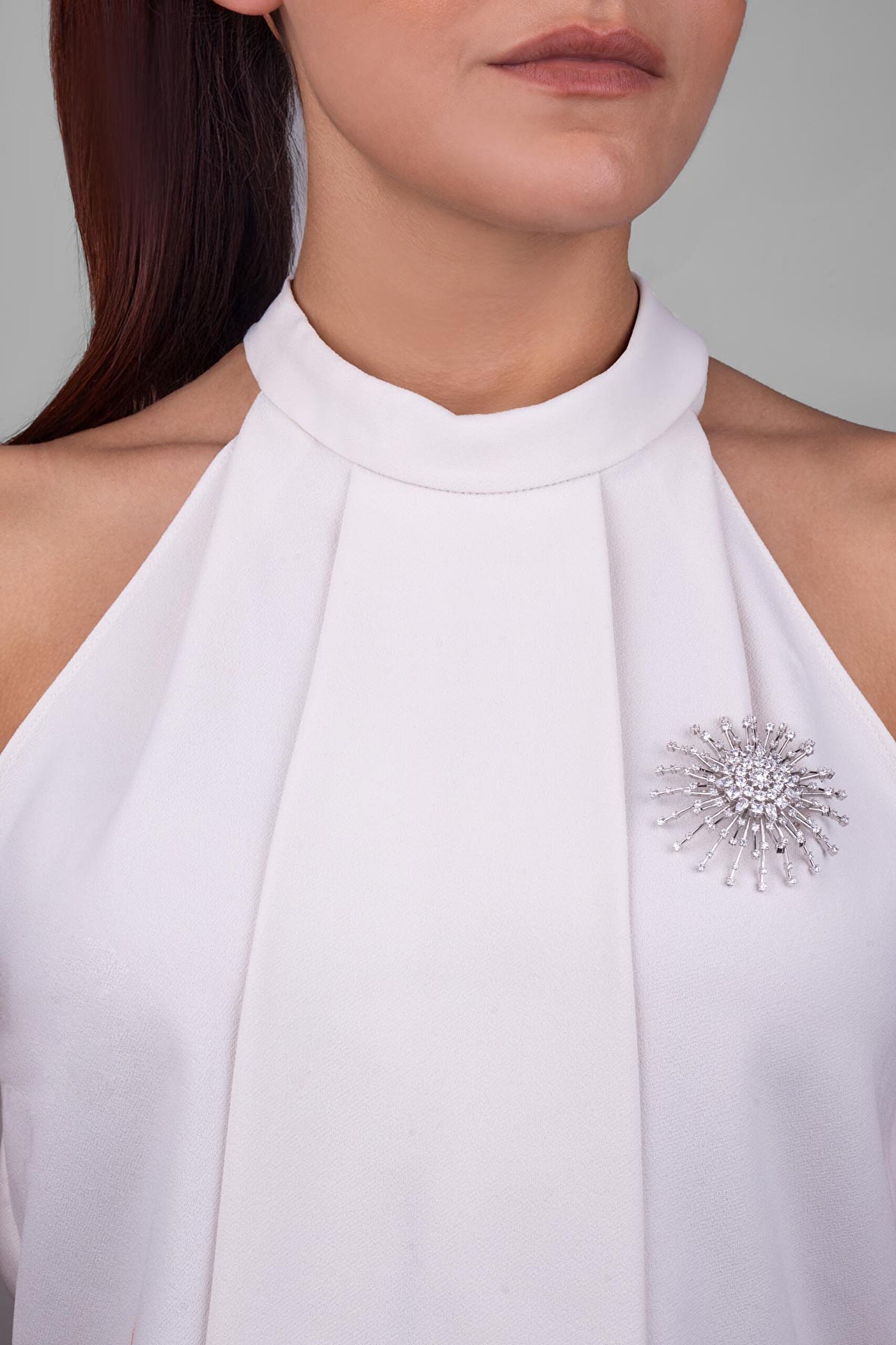 ⁠ Zirkon Taşlı 18 Ayar Beyaz Altın Kaplama Gümüş Broş_3}