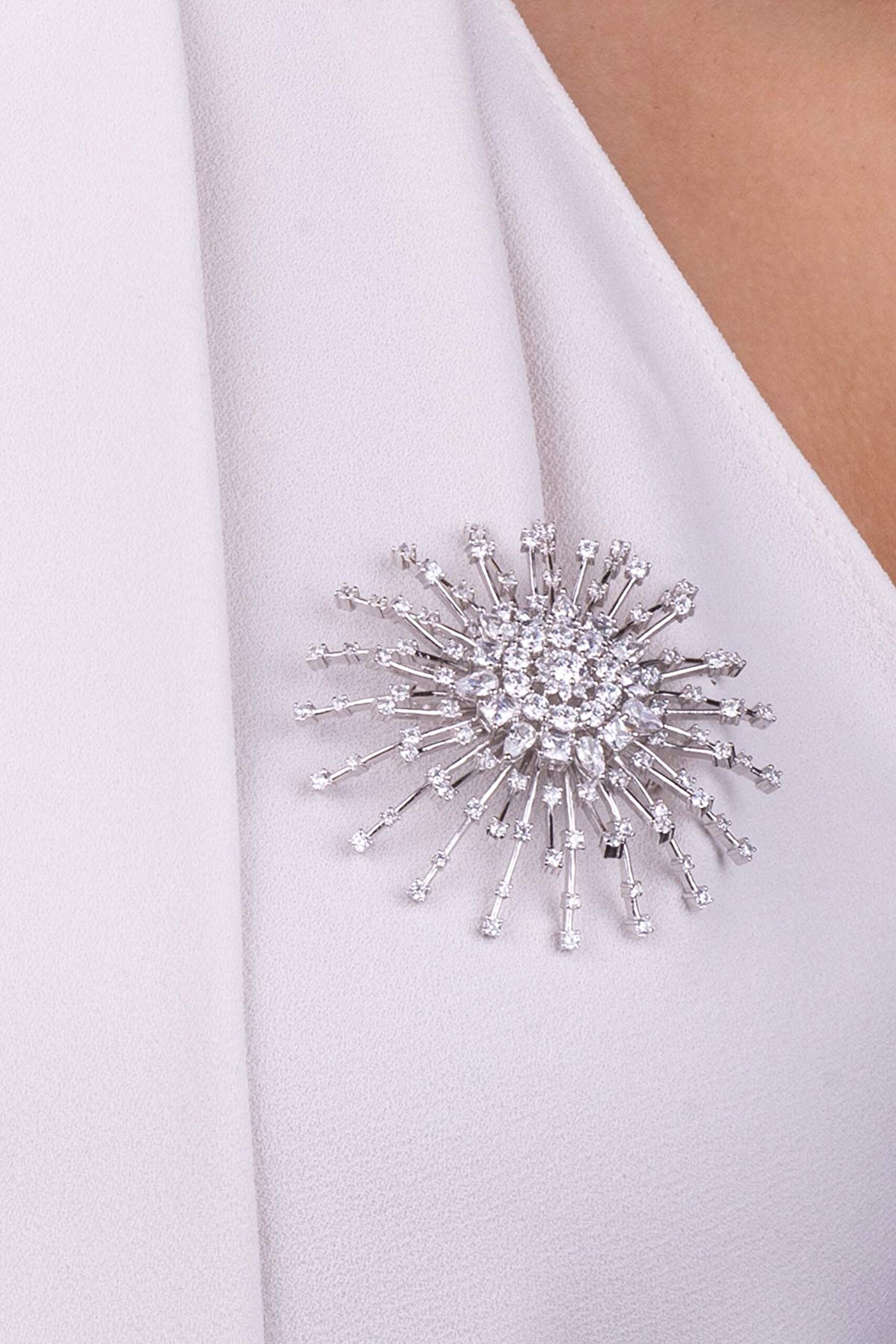 ⁠ Zirkon Taşlı 18 Ayar Beyaz Altın Kaplama Gümüş Broş_1}