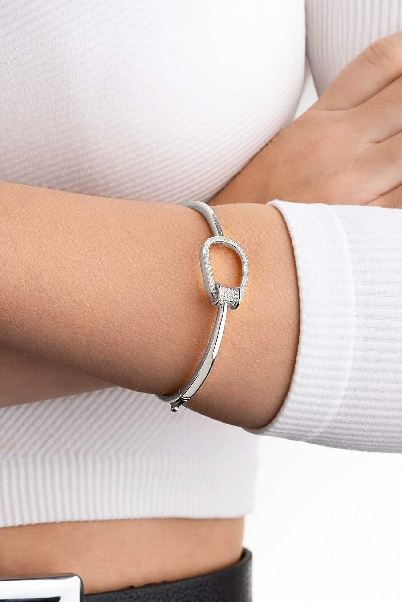 ⁠ Klasik Modern 18 Ayar Beyaz Altın Kaplama Gümüş Kelepçe Bileklik
_3}